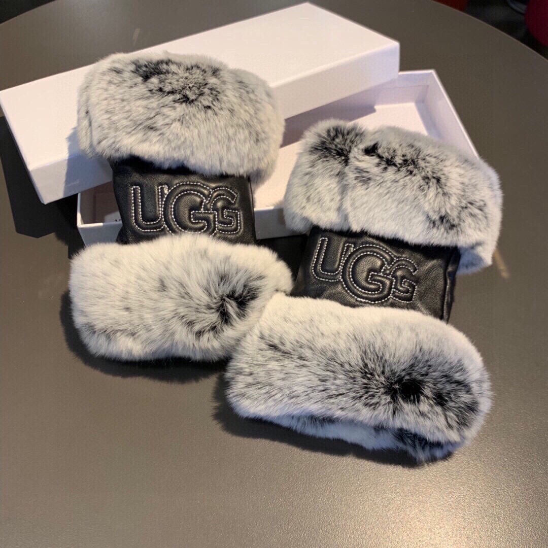 UGG 2025最美手套，采用全部进口山羊皮🐏，内里加绒 [嘿哈][嘿哈]性价比非常高，🐰🌹，带起来既舒