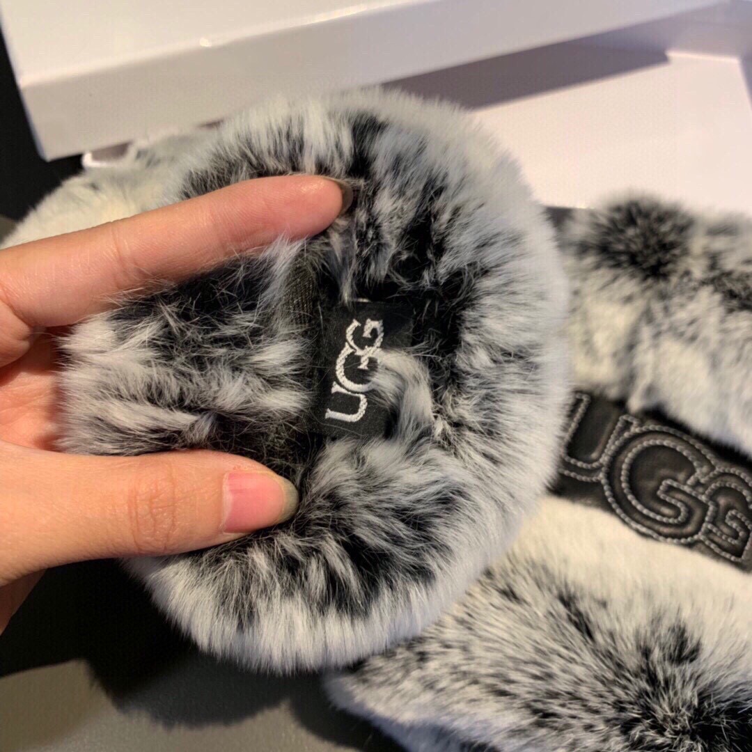 UGG 2025最美手套，采用全部进口山羊皮🐏，内里加绒 [嘿哈][嘿哈]性价比非常高，🐰🌹，带起来既舒