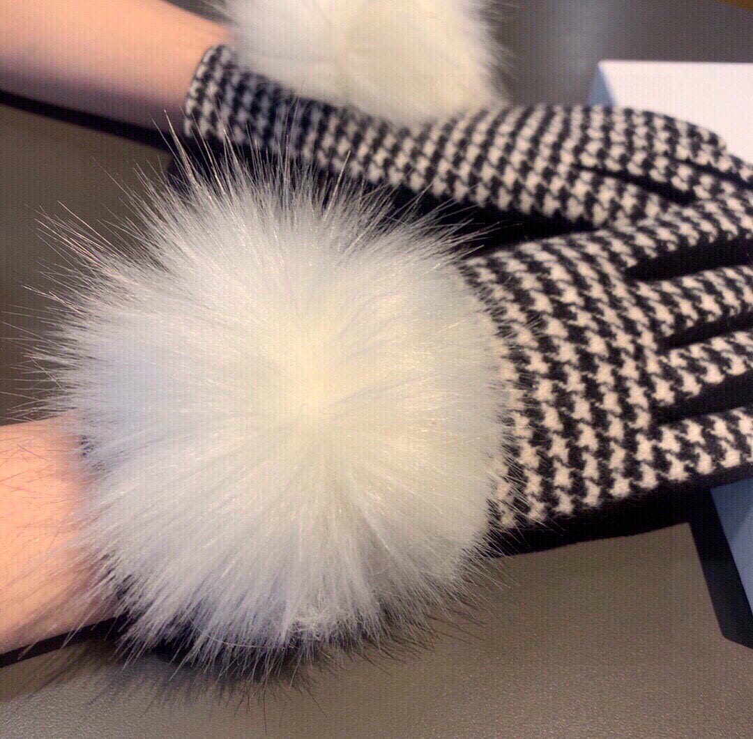 ✨2025迪奥Dior专柜新品大狐狸毛球❤️羊毛手套🧤时尚手套，秋冬保暖必备，加绒内里，千鸟格😍上手超舒