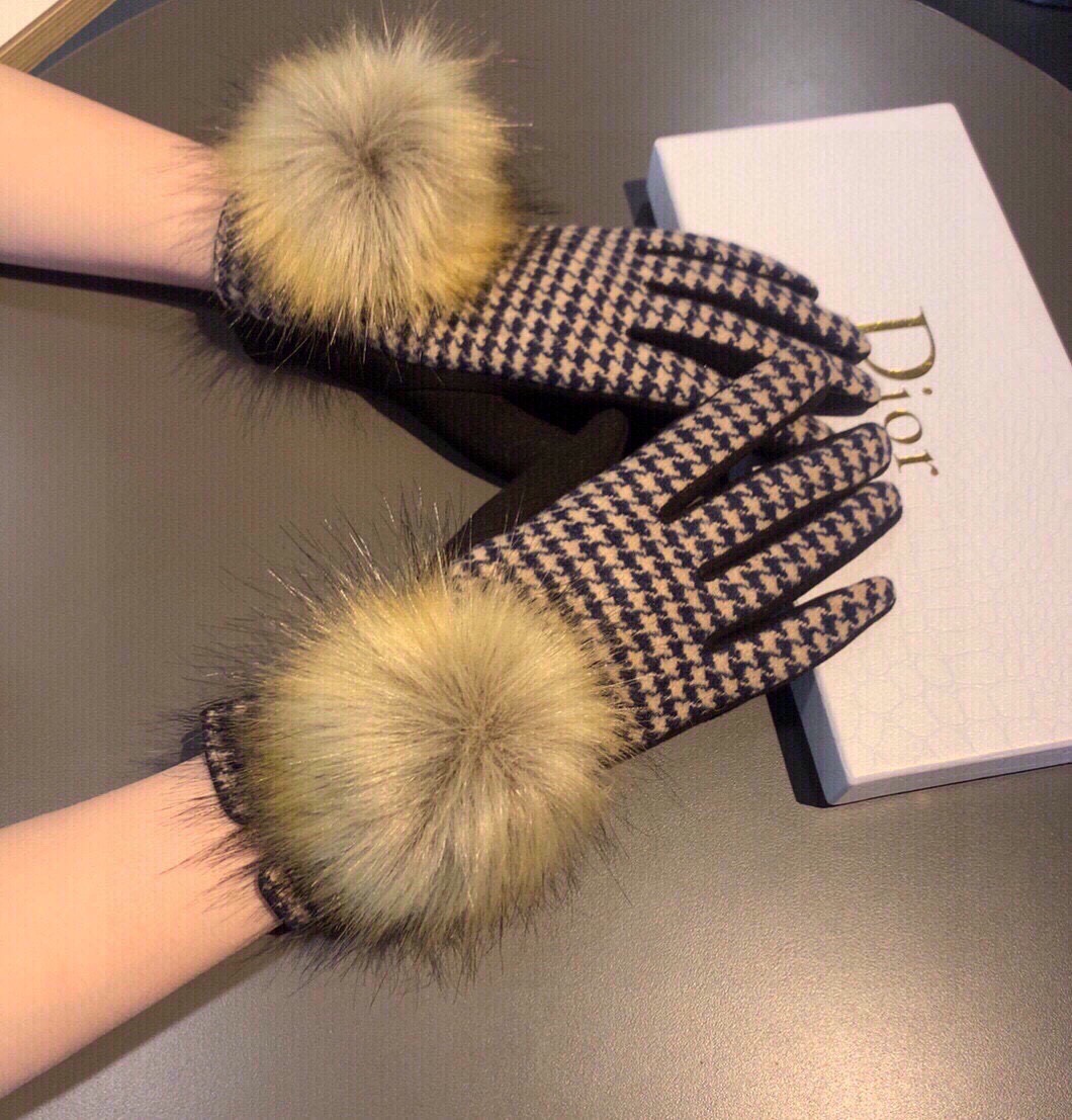 ✨2025迪奥Dior专柜新品大狐狸毛球❤️羊毛手套🧤时尚手套，秋冬保暖必备，加绒内里，千鸟格😍上手超舒