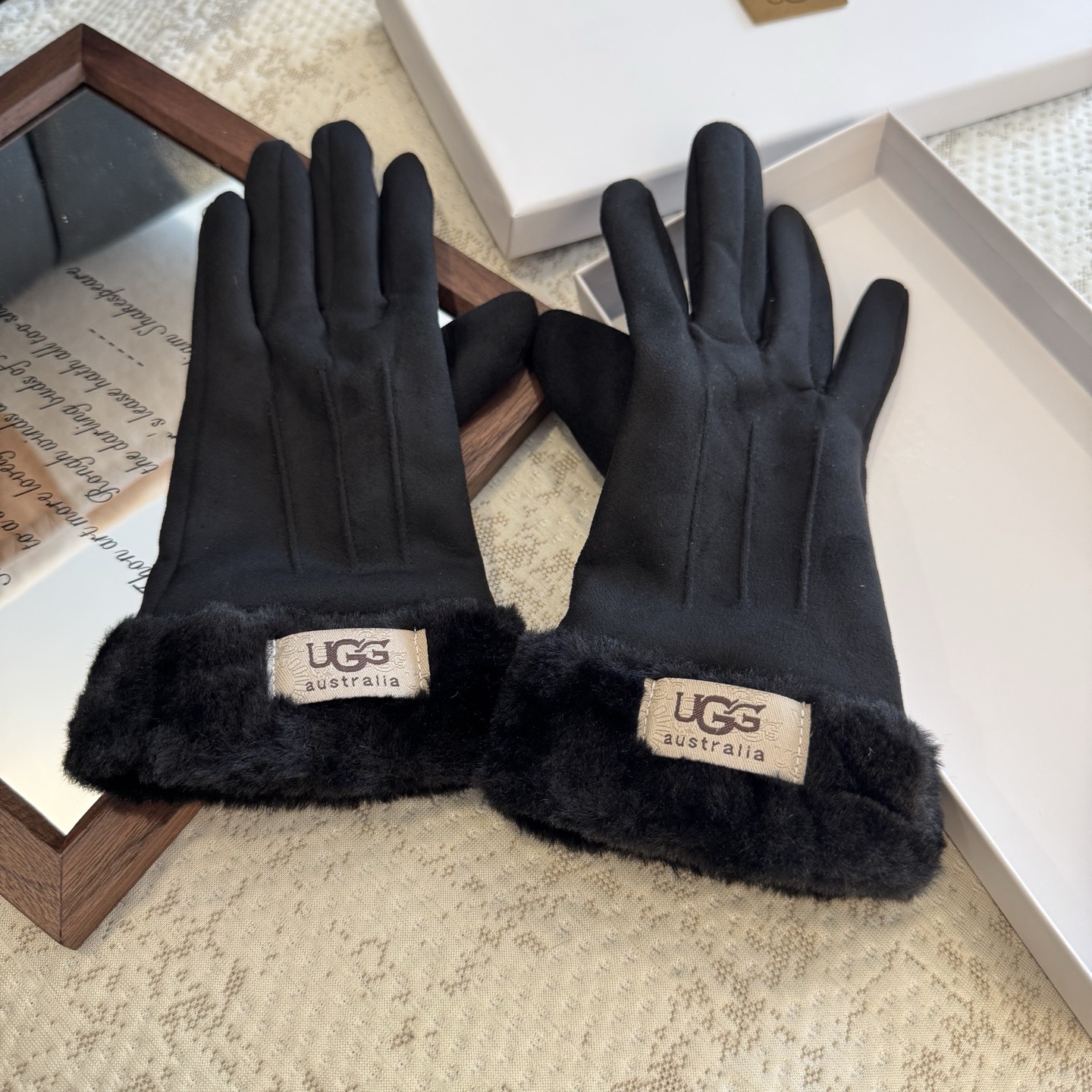 UGG2025秋冬懒兔毛羊毛手套👍值得对比。。同款不同品质，秒杀市场差产品，羊毛十懒兔毛内里加绒 🙌经典