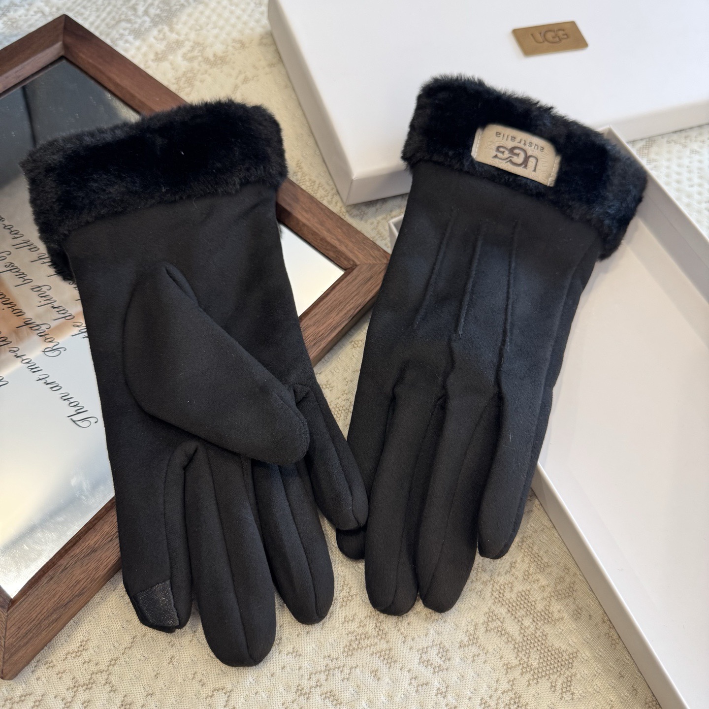 UGG2025秋冬懒兔毛羊毛手套👍值得对比。。同款不同品质，秒杀市场差产品，羊毛十懒兔毛内里加绒 🙌经典