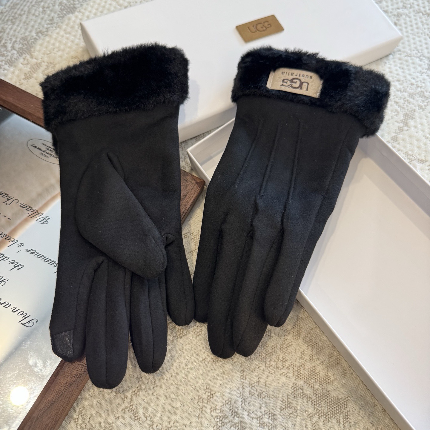 UGG2025秋冬懒兔毛羊毛手套👍值得对比。。同款不同品质，秒杀市场差产品，羊毛十懒兔毛内里加绒 🙌经典