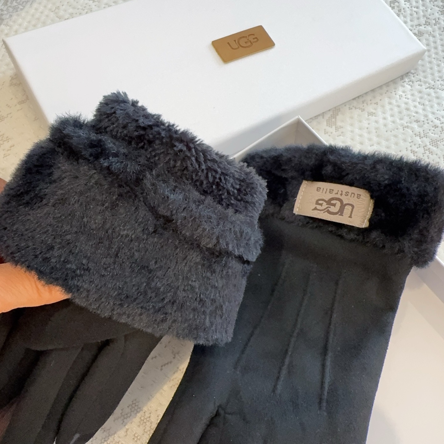 UGG2025秋冬懒兔毛羊毛手套👍值得对比。。同款不同品质，秒杀市场差产品，羊毛十懒兔毛内里加绒 🙌经典