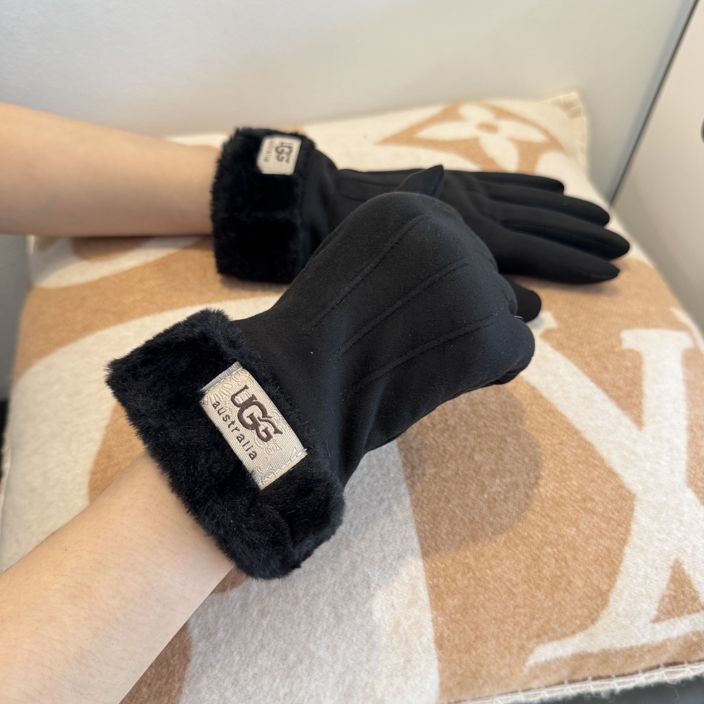 UGG2025秋冬懒兔毛羊毛手套👍值得对比。。同款不同品质，秒杀市场差产品，羊毛十懒兔毛内里加绒 🙌经典