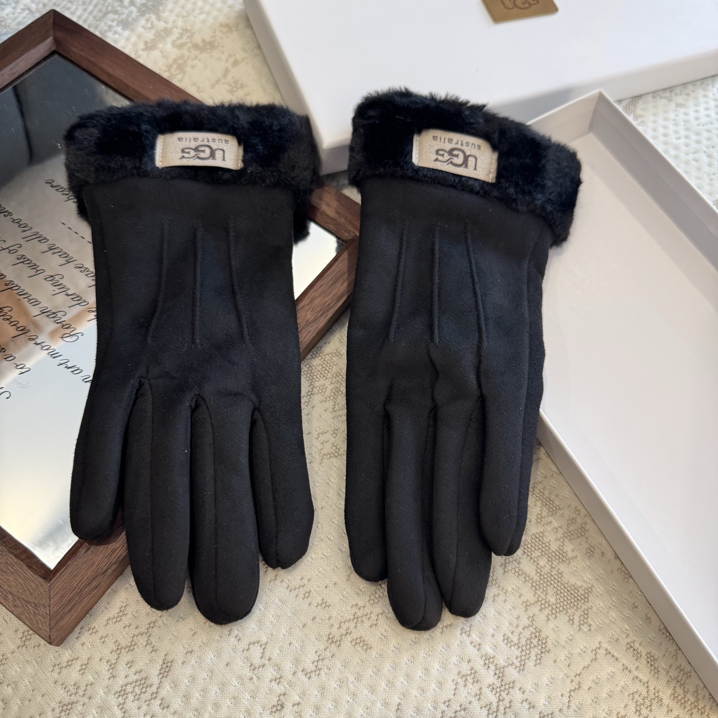 UGG2025秋冬懒兔毛羊毛手套👍值得对比。。同款不同品质，秒杀市场差产品，羊毛十懒兔毛内里加绒 🙌经典