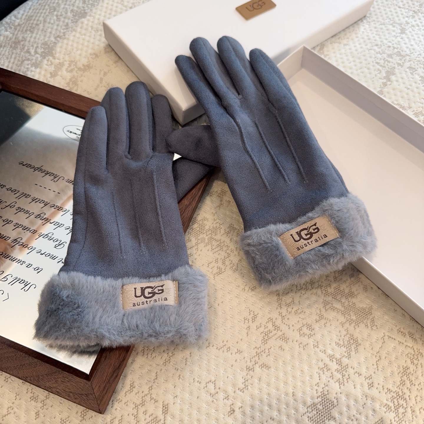 UGG2025秋冬懒兔毛羊毛手套👍值得对比。。同款不同品质，秒杀市场差产品，羊毛十懒兔毛内里加绒 🙌经典