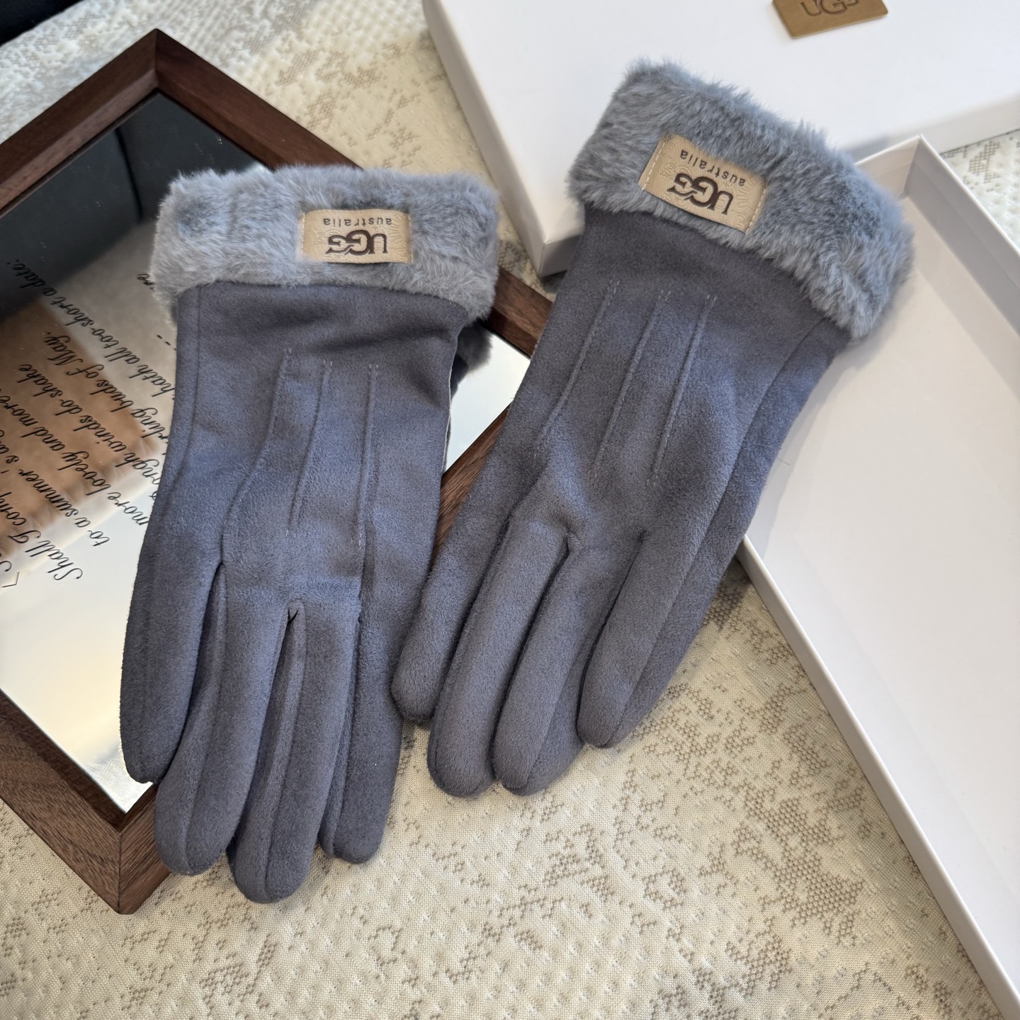UGG2025秋冬懒兔毛羊毛手套👍值得对比。。同款不同品质，秒杀市场差产品，羊毛十懒兔毛内里加绒 🙌经典