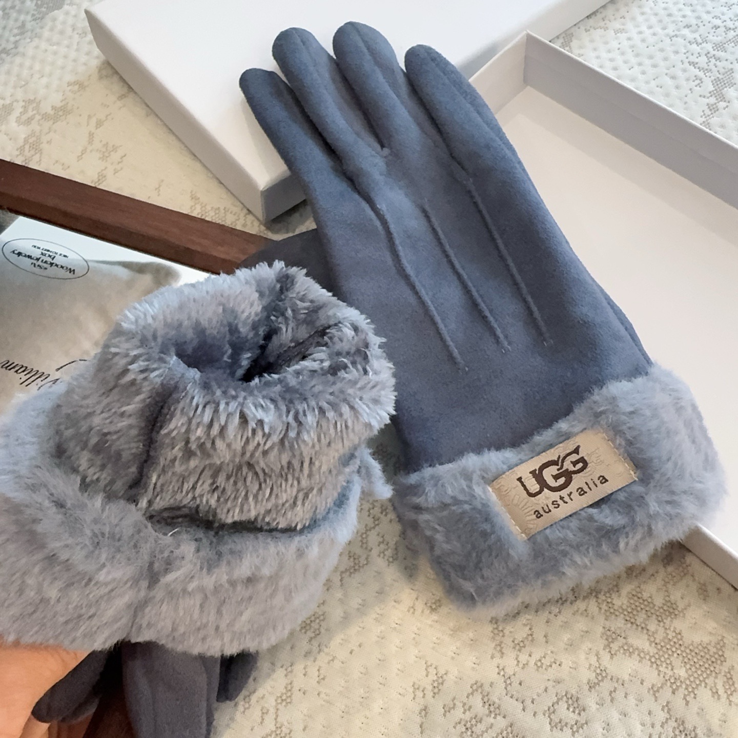 UGG2025秋冬懒兔毛羊毛手套👍值得对比。。同款不同品质，秒杀市场差产品，羊毛十懒兔毛内里加绒 🙌经典