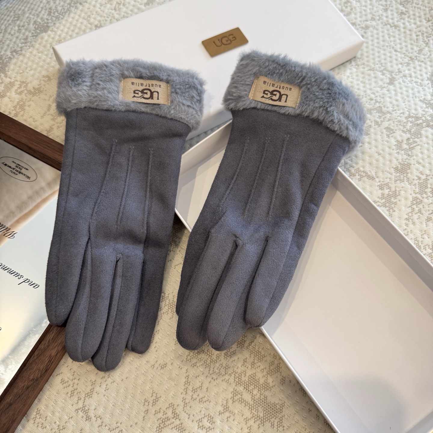 UGG2025秋冬懒兔毛羊毛手套👍值得对比。。同款不同品质，秒杀市场差产品，羊毛十懒兔毛内里加绒 🙌经典
