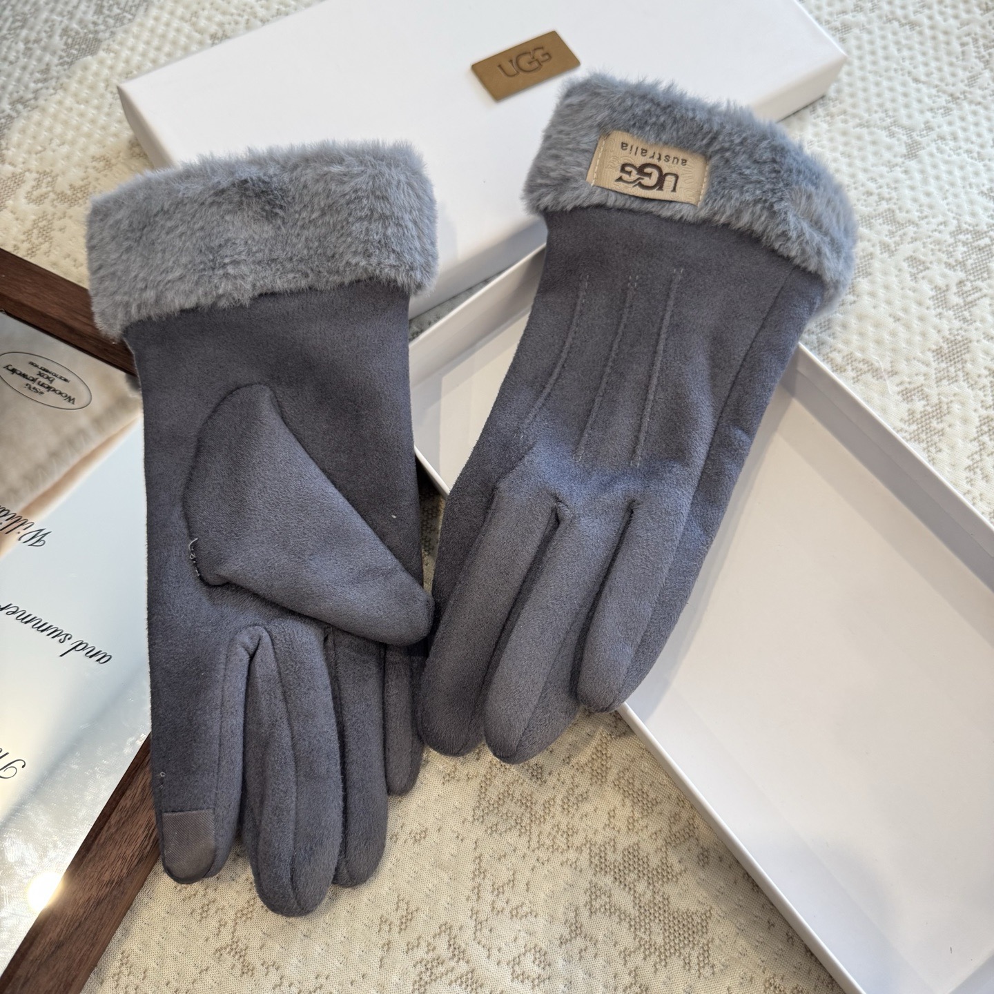 UGG2025秋冬懒兔毛羊毛手套👍值得对比。。同款不同品质，秒杀市场差产品，羊毛十懒兔毛内里加绒 🙌经典