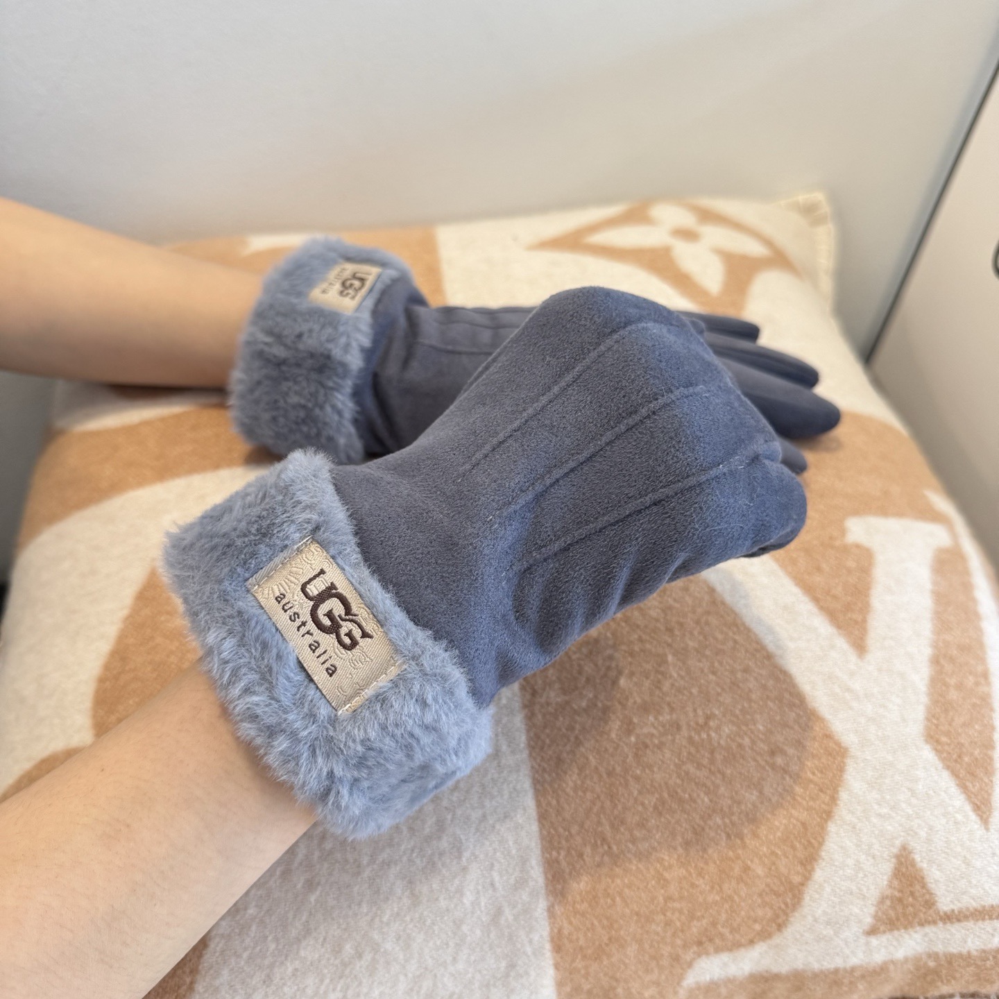 UGG2025秋冬懒兔毛羊毛手套👍值得对比。。同款不同品质，秒杀市场差产品，羊毛十懒兔毛内里加绒 🙌经典