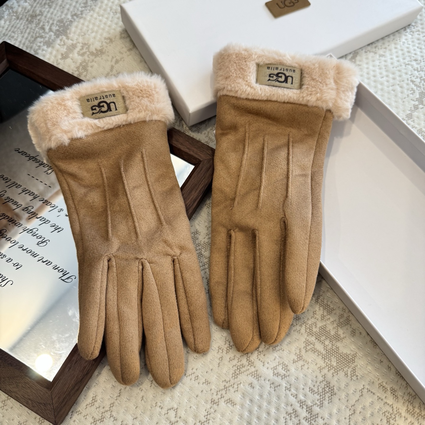 UGG2025秋冬懒兔毛羊毛手套👍值得对比。。同款不同品质，秒杀市场差产品，羊毛十懒兔毛内里加绒 🙌经典