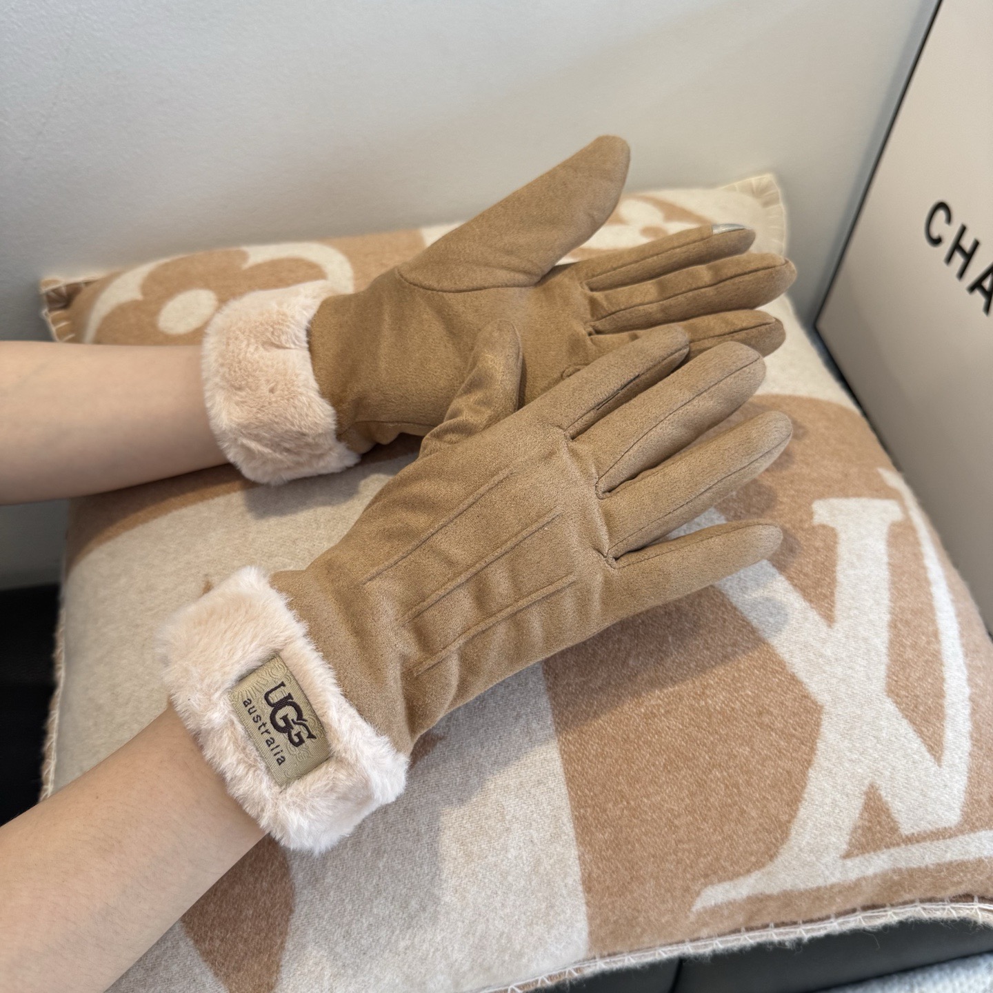 UGG2025秋冬懒兔毛羊毛手套👍值得对比。。同款不同品质，秒杀市场差产品，羊毛十懒兔毛内里加绒 🙌经典