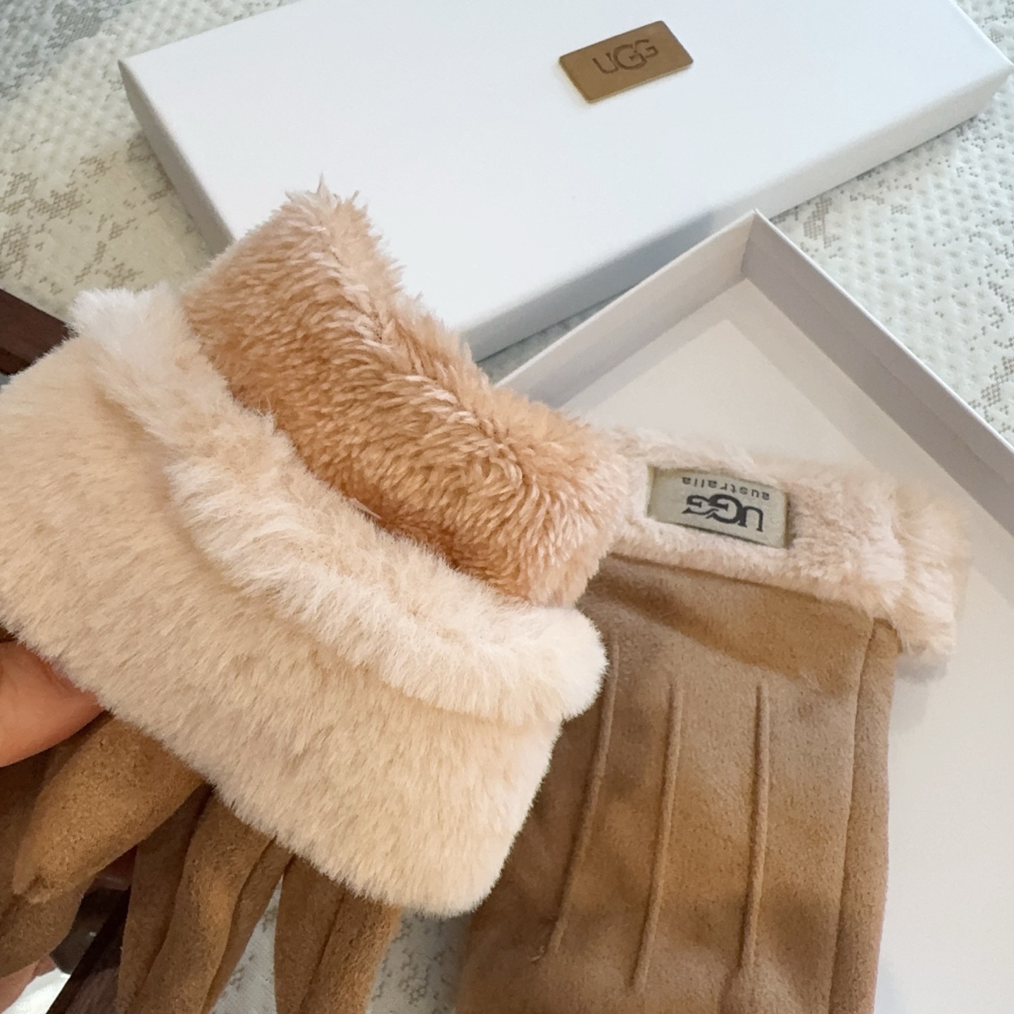 UGG2025秋冬懒兔毛羊毛手套👍值得对比。。同款不同品质，秒杀市场差产品，羊毛十懒兔毛内里加绒 🙌经典