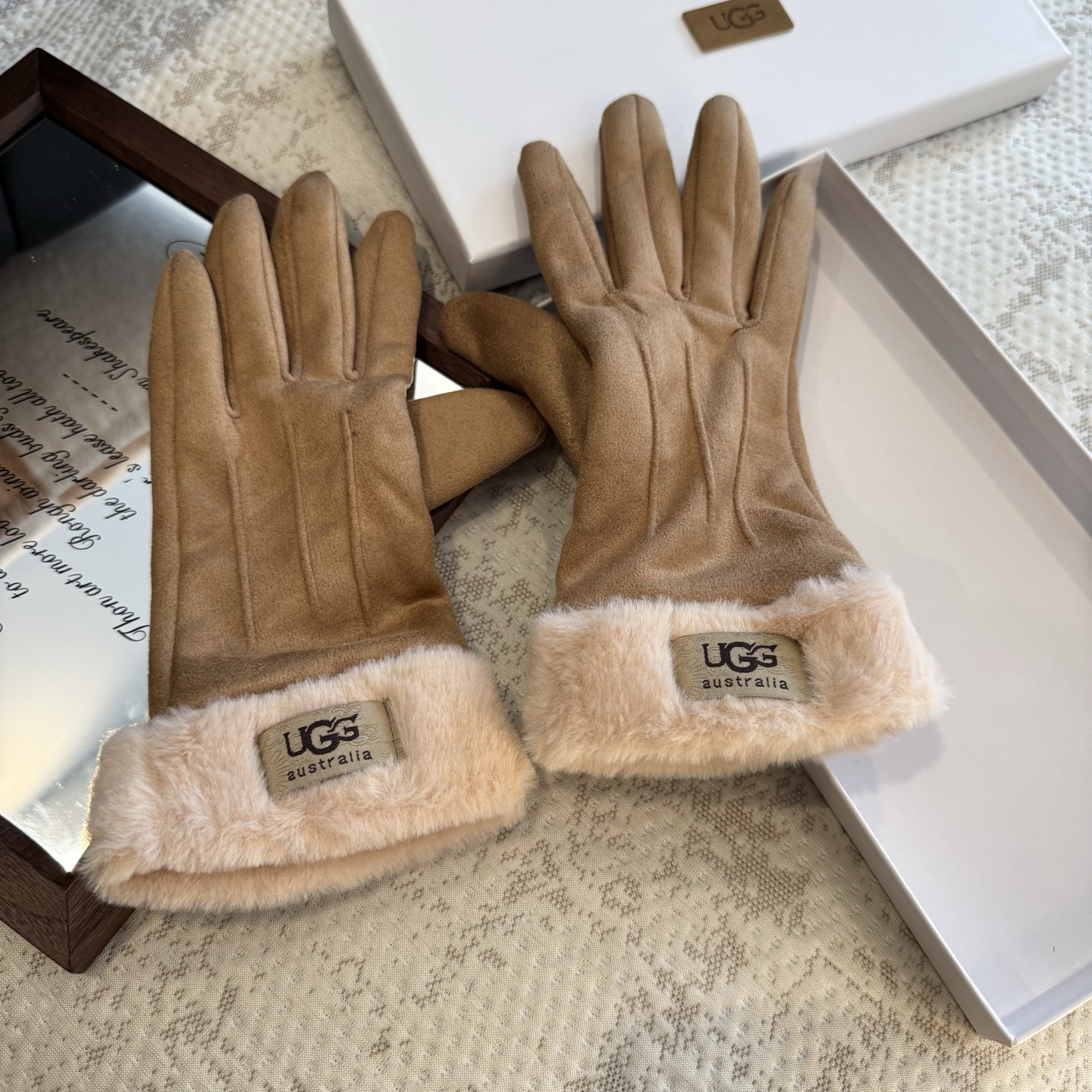 UGG2025秋冬懒兔毛羊毛手套👍值得对比。。同款不同品质，秒杀市场差产品，羊毛十懒兔毛内里加绒 🙌经典