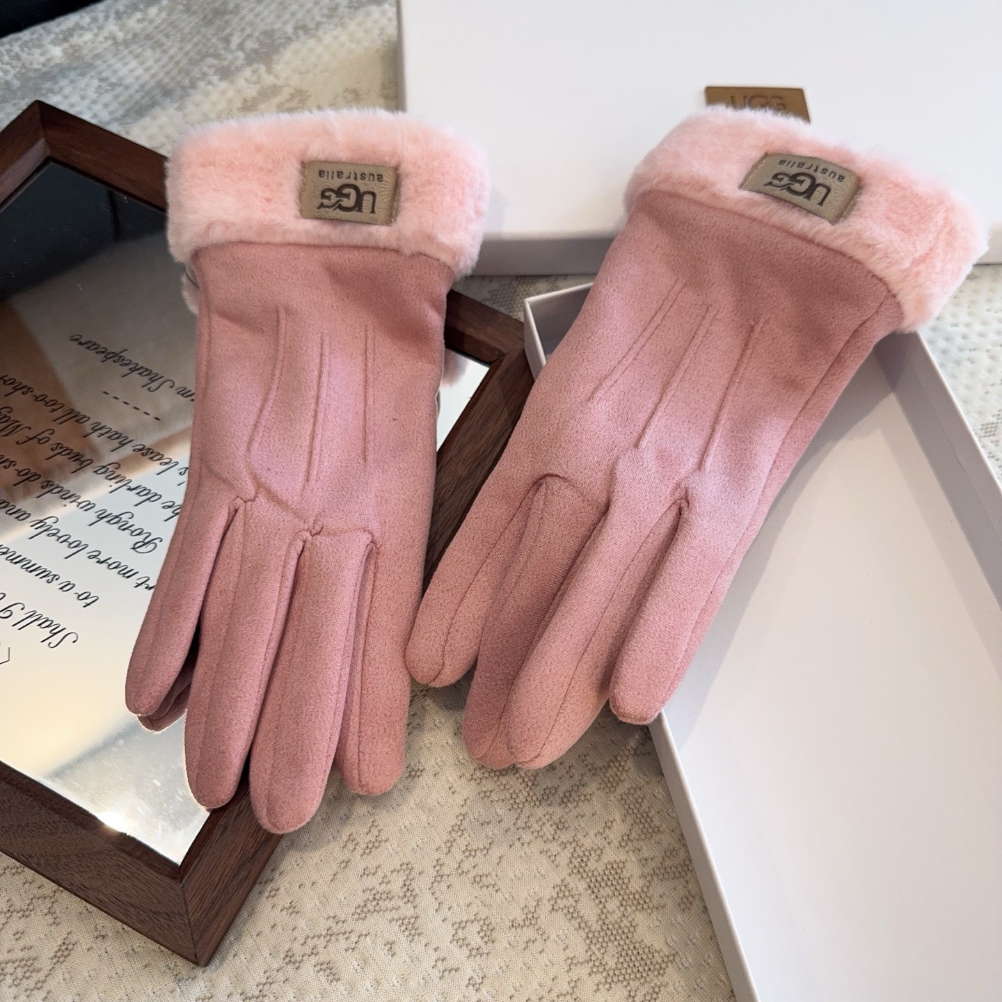 UGG2025秋冬懒兔毛羊毛手套👍值得对比。。同款不同品质，秒杀市场差产品，羊毛十懒兔毛内里加绒 🙌经典