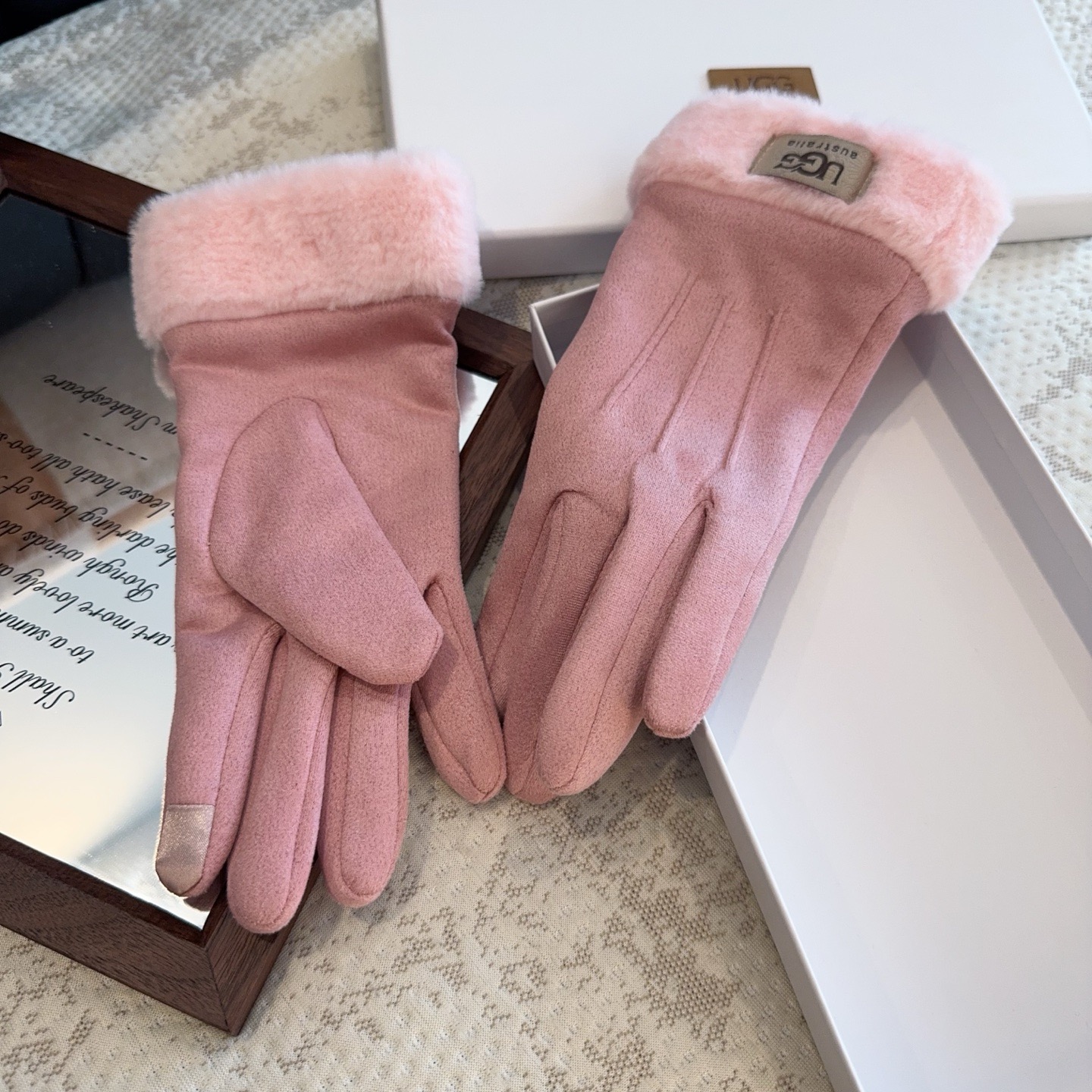 UGG2025秋冬懒兔毛羊毛手套👍值得对比。。同款不同品质，秒杀市场差产品，羊毛十懒兔毛内里加绒 🙌经典
