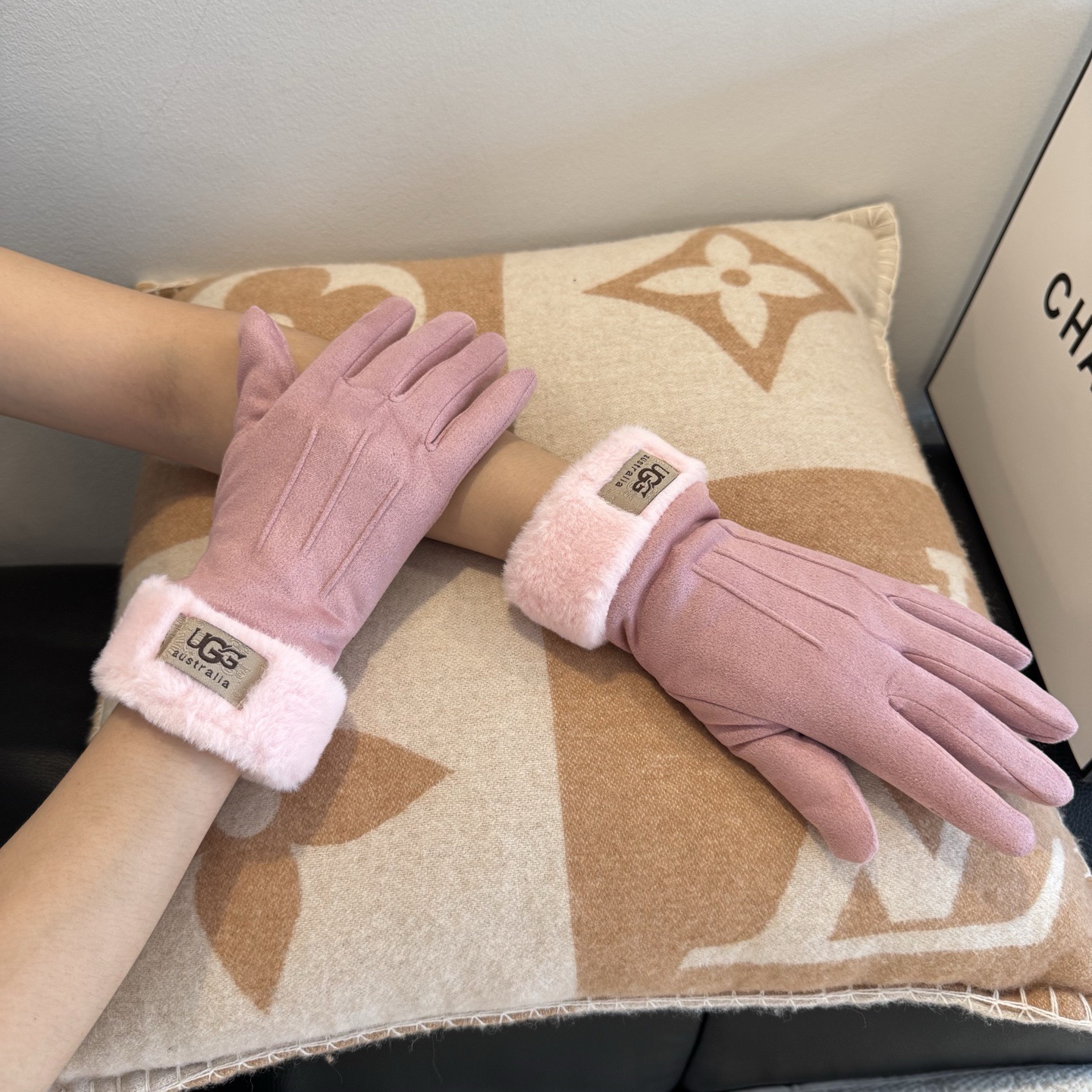 UGG2025秋冬懒兔毛羊毛手套👍值得对比。。同款不同品质，秒杀市场差产品，羊毛十懒兔毛内里加绒 🙌经典
