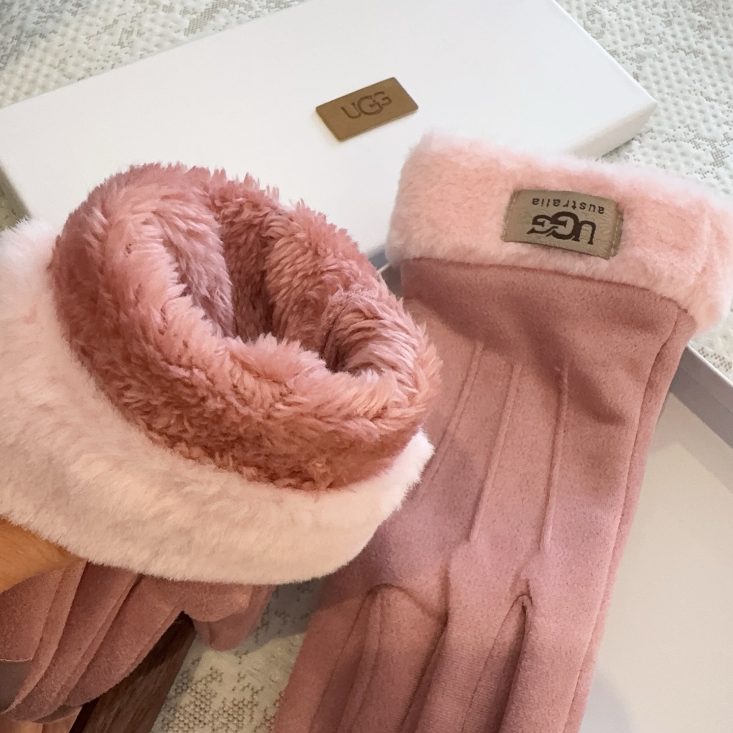 UGG2025秋冬懒兔毛羊毛手套👍值得对比。。同款不同品质，秒杀市场差产品，羊毛十懒兔毛内里加绒 🙌经典