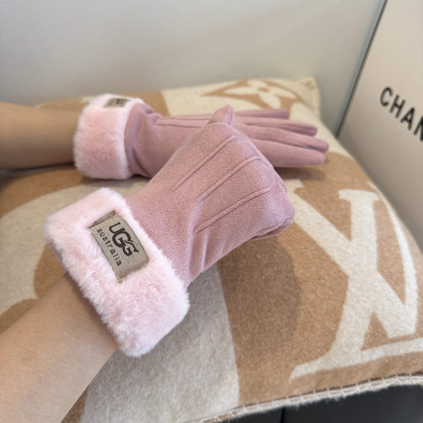 UGG2025秋冬懒兔毛羊毛手套👍值得对比。。同款不同品质，秒杀市场差产品，羊毛十懒兔毛内里加绒 🙌经典