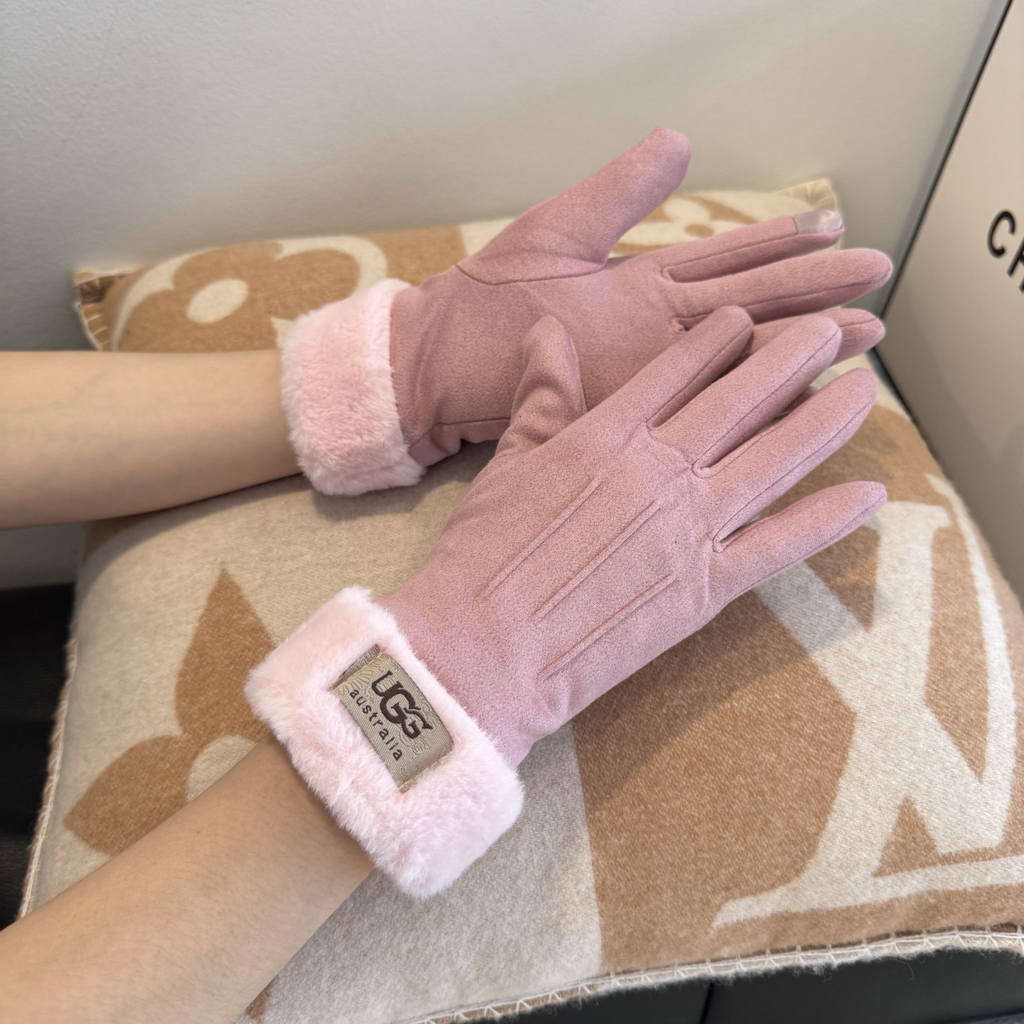 UGG2025秋冬懒兔毛羊毛手套👍值得对比。。同款不同品质，秒杀市场差产品，羊毛十懒兔毛内里加绒 🙌经典