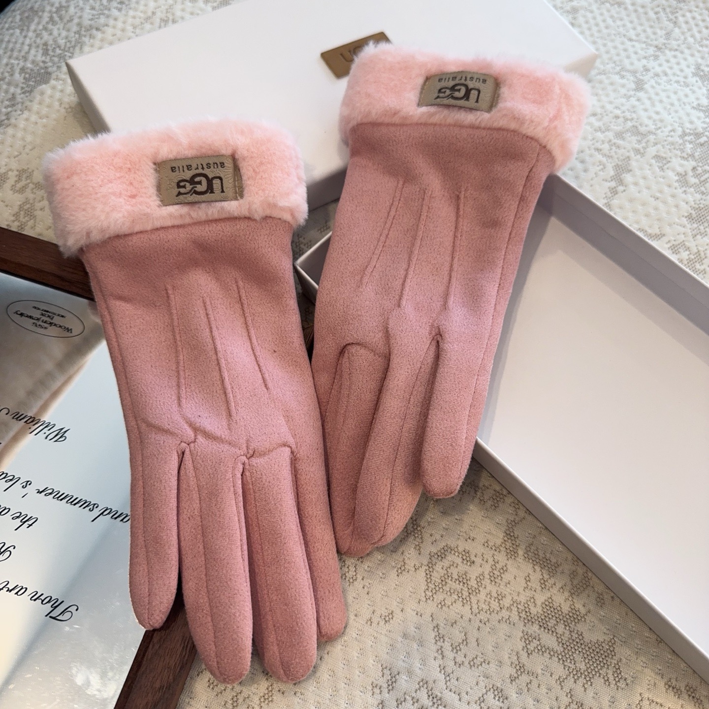 UGG2025秋冬懒兔毛羊毛手套👍值得对比。。同款不同品质，秒杀市场差产品，羊毛十懒兔毛内里加绒 🙌经典