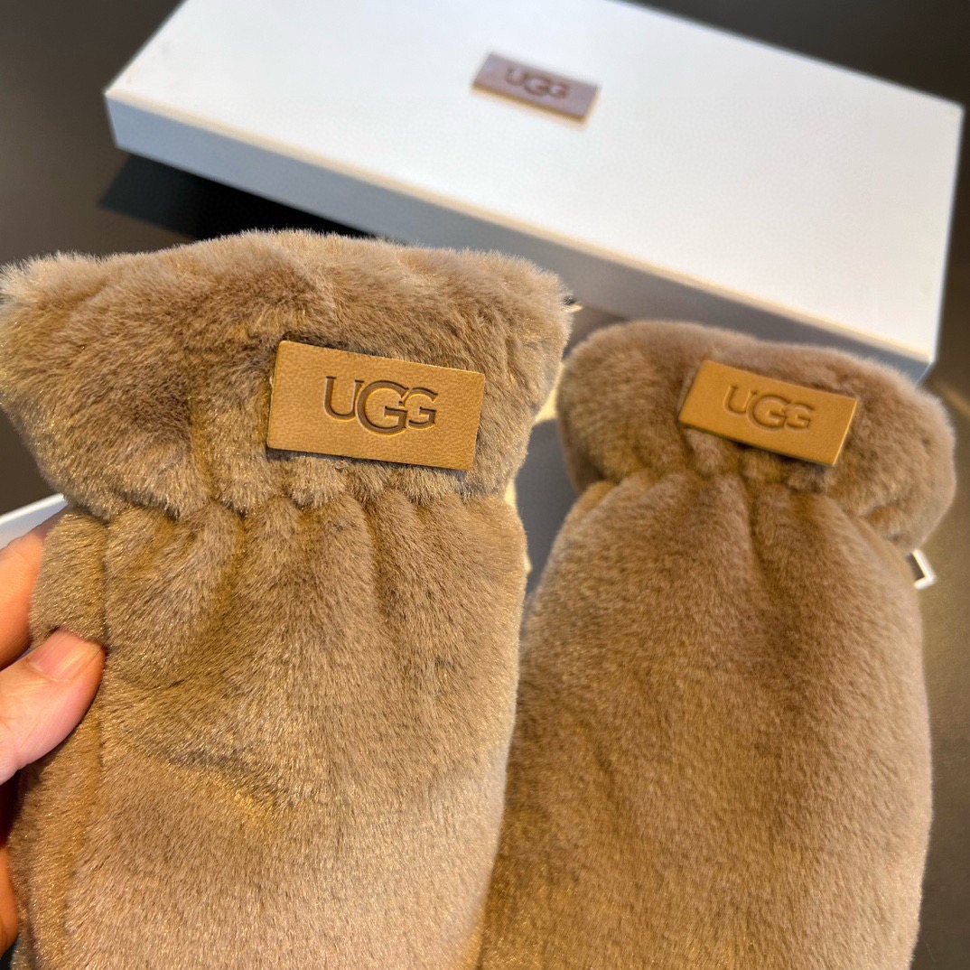 UGG2025秋冬挂肩羊毛手套👍值得对比。。同款不同品质，秒杀市场差产品，羊毛十懒兔毛内里加绒 🙌经典不