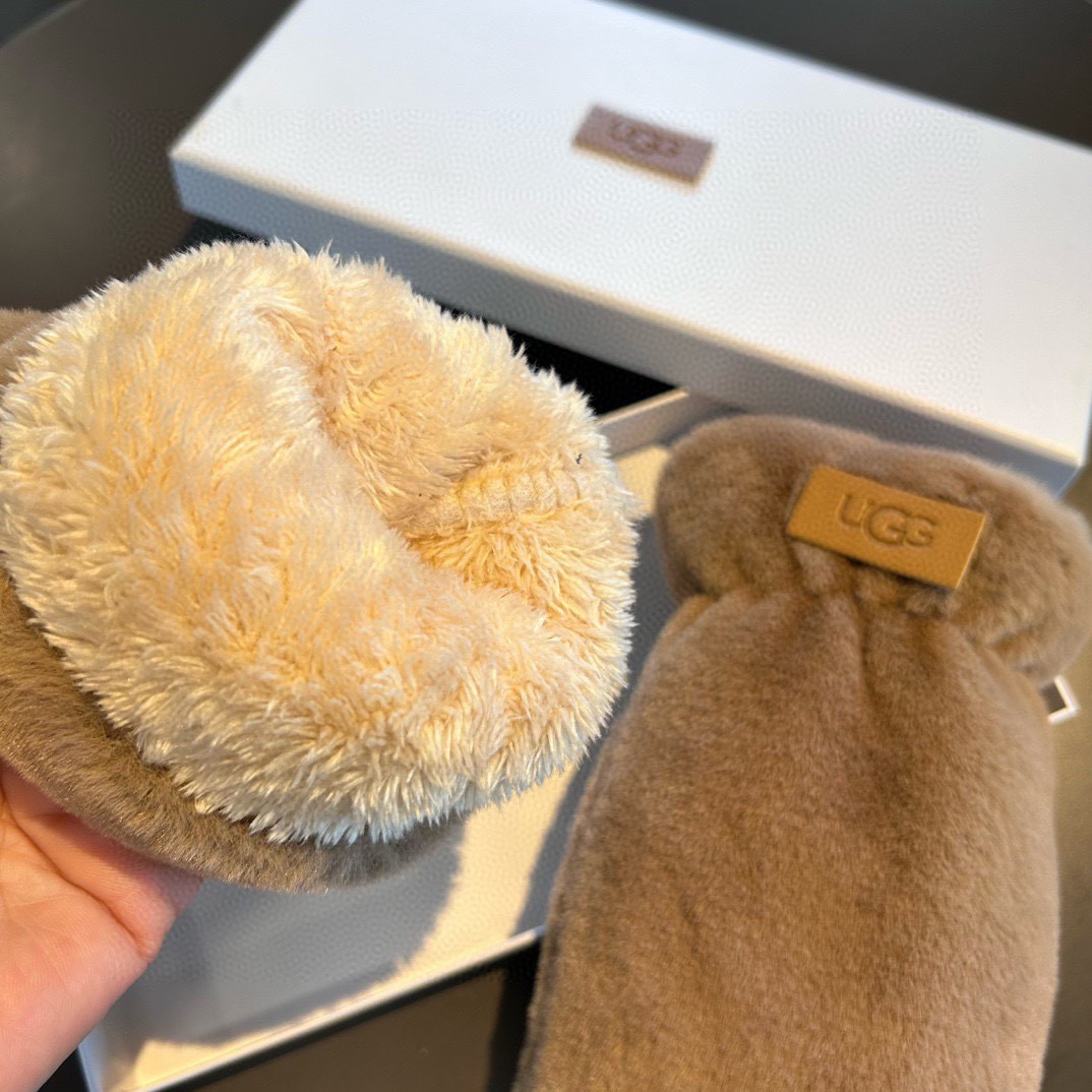 UGG2025秋冬挂肩羊毛手套👍值得对比。。同款不同品质，秒杀市场差产品，羊毛十懒兔毛内里加绒 🙌经典不