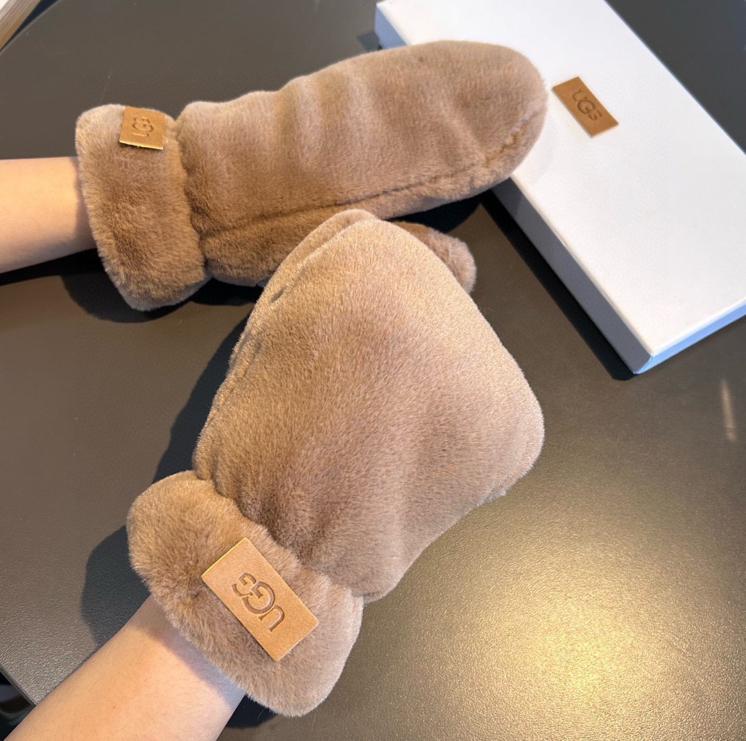 UGG2025秋冬挂肩羊毛手套👍值得对比。。同款不同品质，秒杀市场差产品，羊毛十懒兔毛内里加绒 🙌经典不