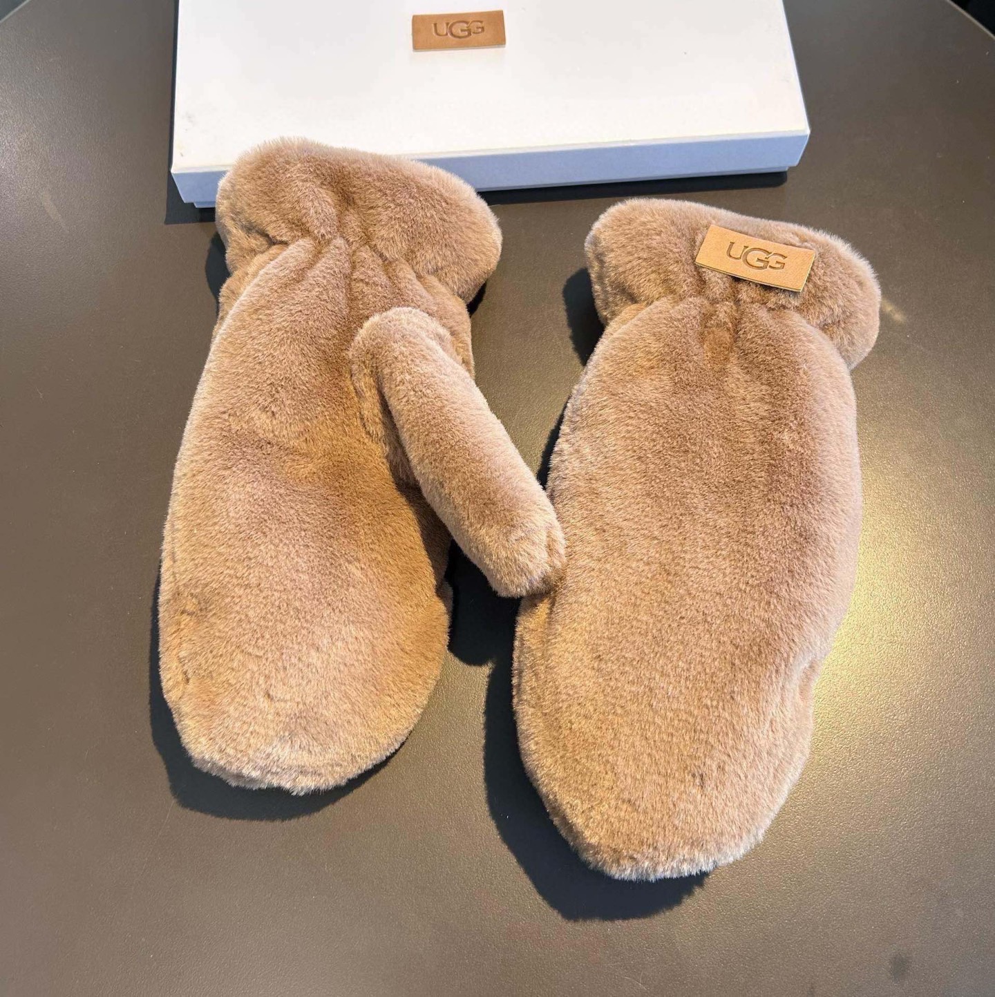 UGG2025秋冬挂肩羊毛手套👍值得对比。。同款不同品质，秒杀市场差产品，羊毛十懒兔毛内里加绒 🙌经典不