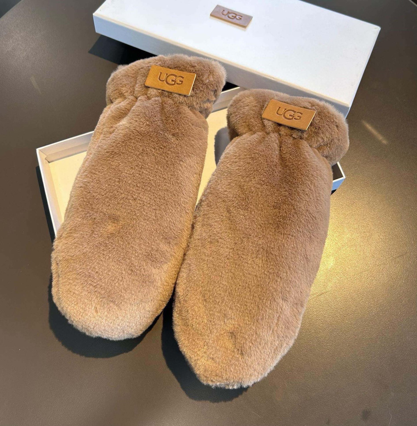 UGG2025秋冬挂肩羊毛手套👍值得对比。。同款不同品质，秒杀市场差产品，羊毛十懒兔毛内里加绒 🙌经典不