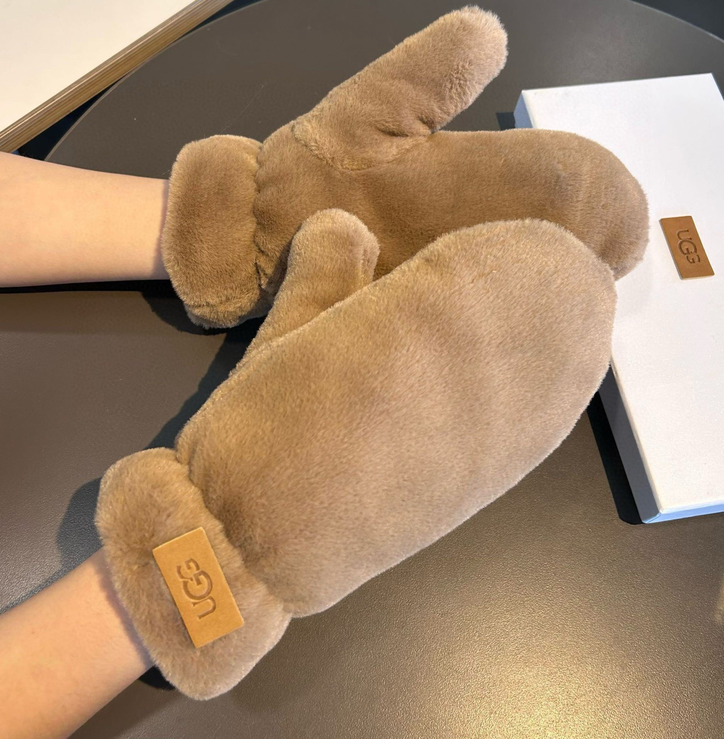UGG2025秋冬挂肩羊毛手套👍值得对比。。同款不同品质，秒杀市场差产品，羊毛十懒兔毛内里加绒 🙌经典不