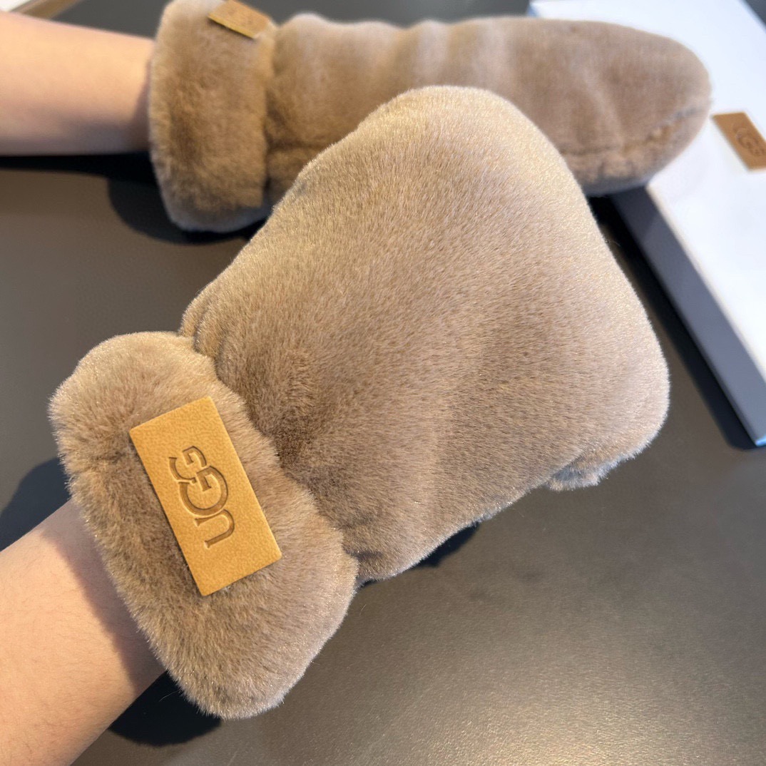 UGG2025秋冬挂肩羊毛手套👍值得对比。。同款不同品质，秒杀市场差产品，羊毛十懒兔毛内里加绒 🙌经典不