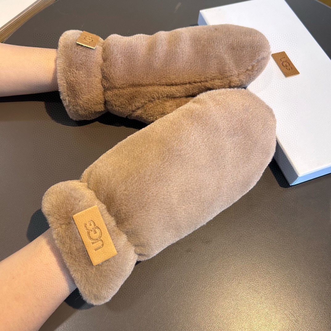 UGG2025秋冬挂肩羊毛手套👍值得对比。。同款不同品质，秒杀市场差产品，羊毛十懒兔毛内里加绒 🙌经典不