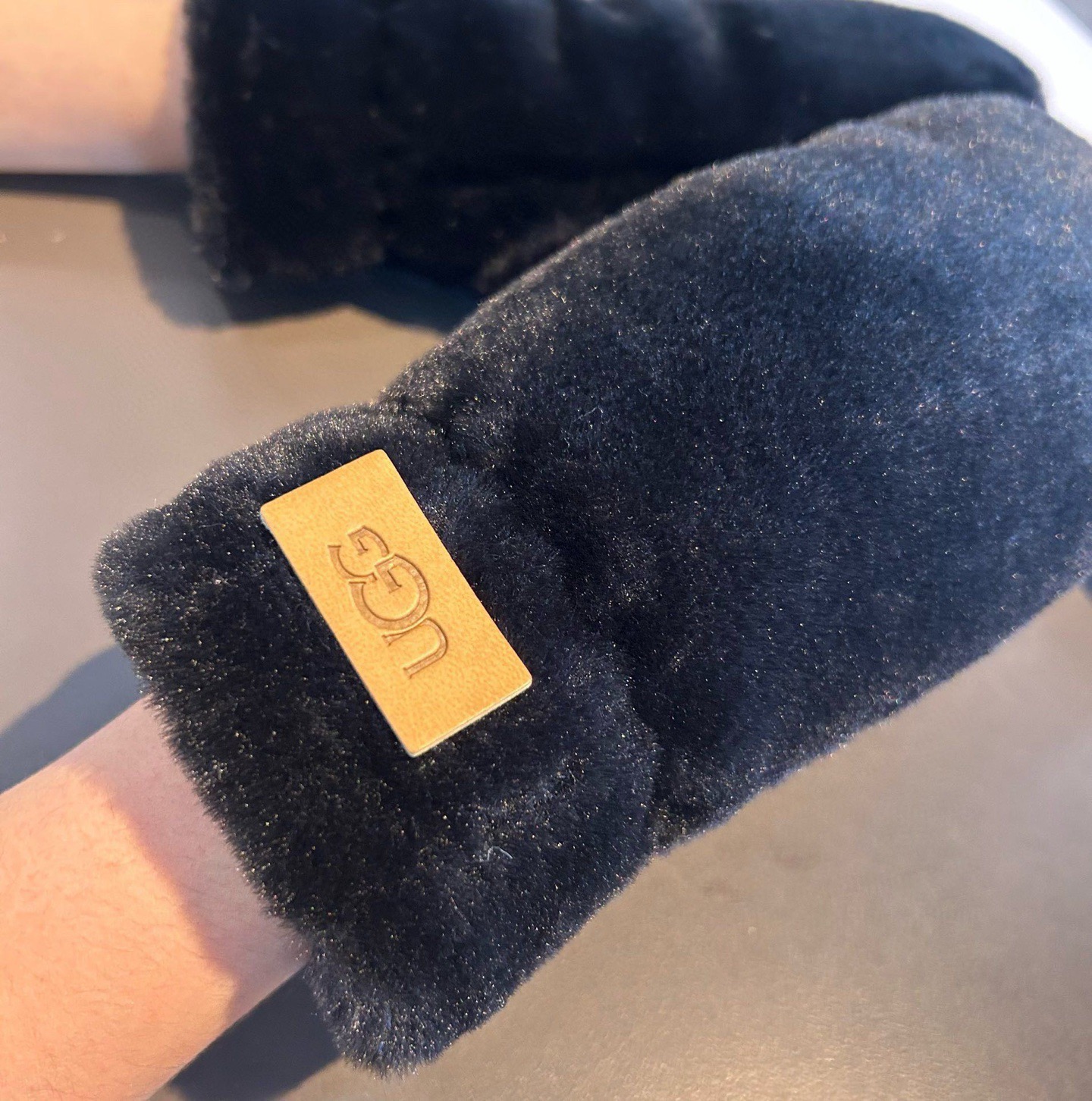 UGG2025秋冬挂肩羊毛手套👍值得对比。。同款不同品质，秒杀市场差产品，羊毛十懒兔毛内里加绒 🙌经典不