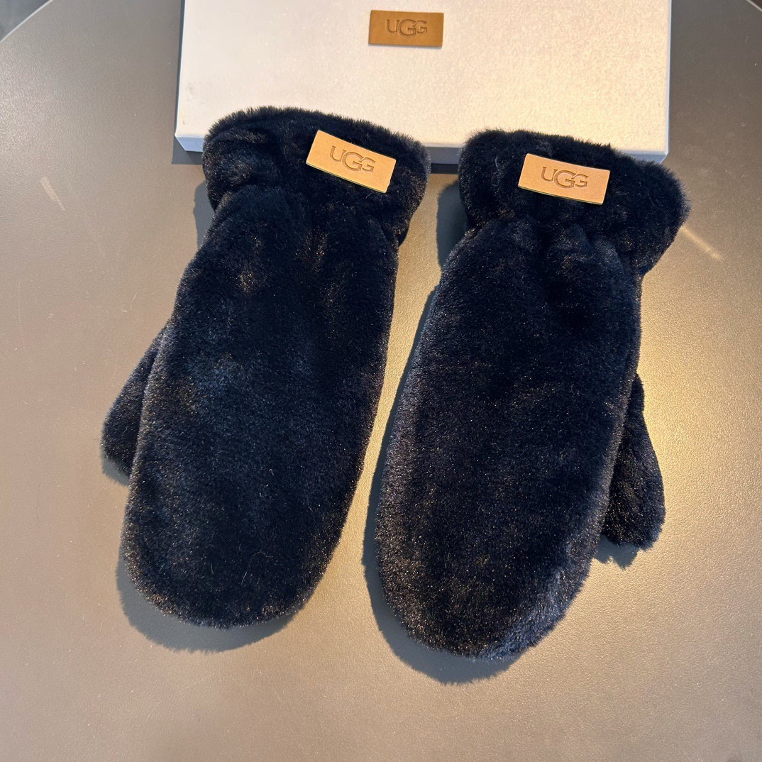 UGG2025秋冬挂肩羊毛手套👍值得对比。。同款不同品质，秒杀市场差产品，羊毛十懒兔毛内里加绒 🙌经典不