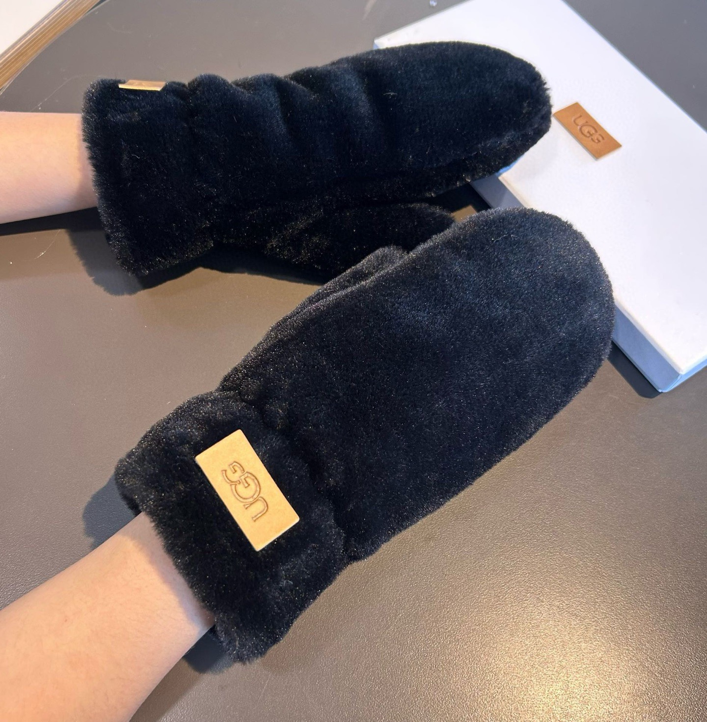 UGG2025秋冬挂肩羊毛手套👍值得对比。。同款不同品质，秒杀市场差产品，羊毛十懒兔毛内里加绒 🙌经典不
