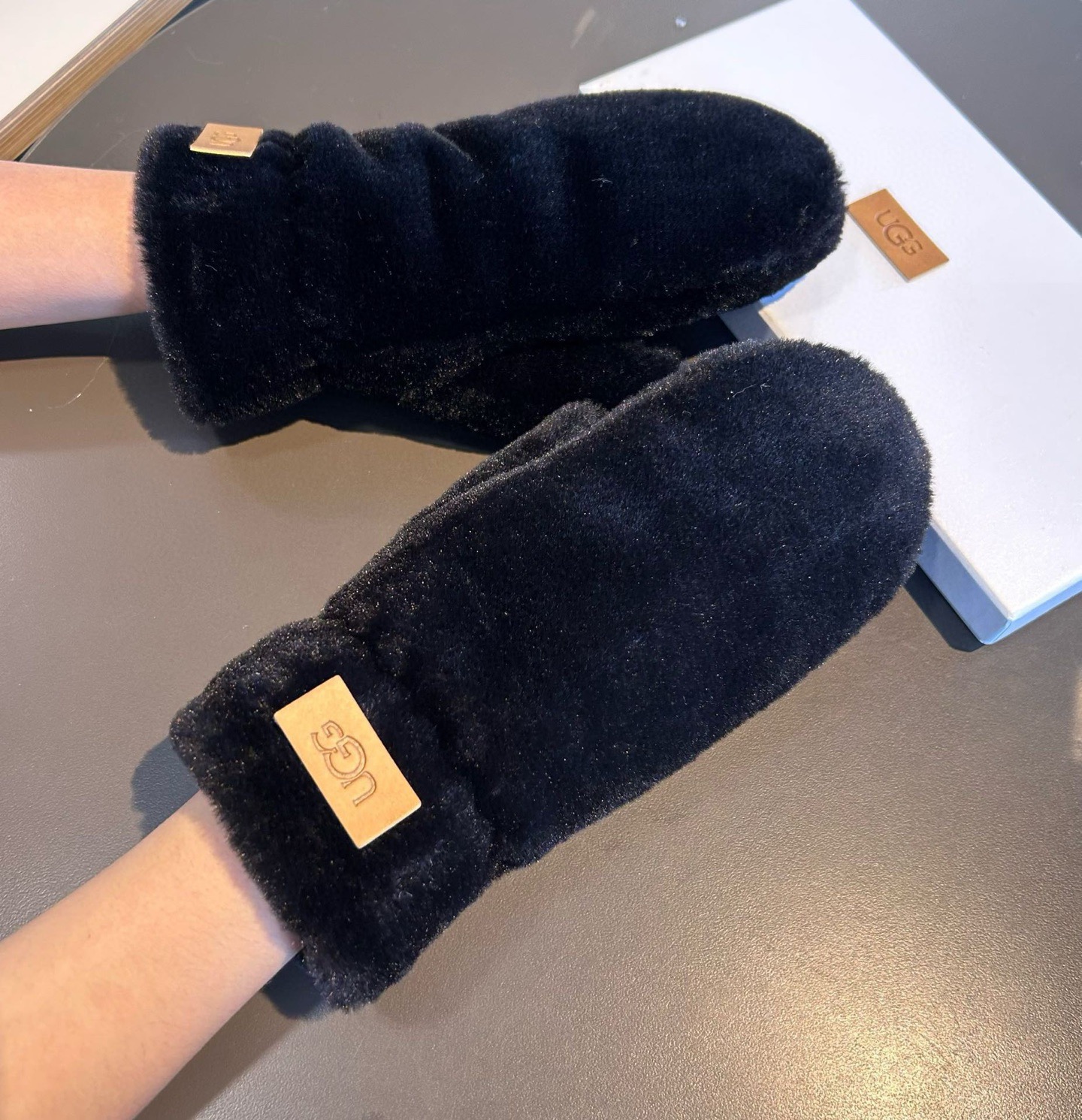 UGG2025秋冬挂肩羊毛手套👍值得对比。。同款不同品质，秒杀市场差产品，羊毛十懒兔毛内里加绒 🙌经典不
