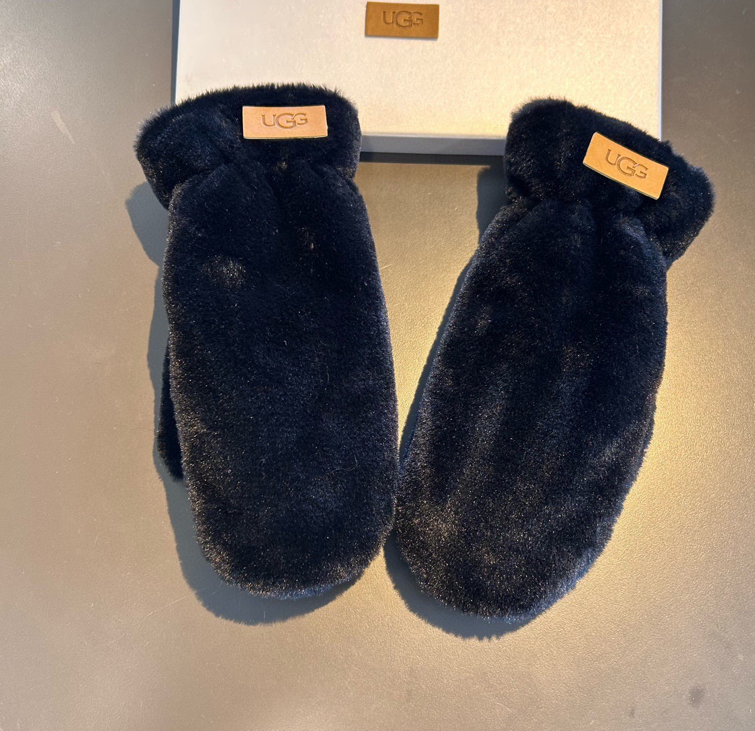 UGG2025秋冬挂肩羊毛手套👍值得对比。。同款不同品质，秒杀市场差产品，羊毛十懒兔毛内里加绒 🙌经典不