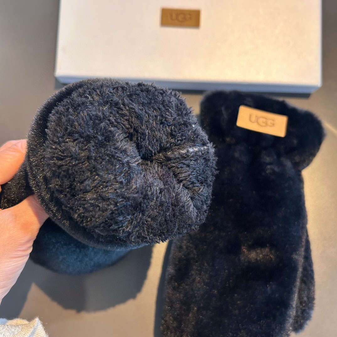 UGG2025秋冬挂肩羊毛手套👍值得对比。。同款不同品质，秒杀市场差产品，羊毛十懒兔毛内里加绒 🙌经典不