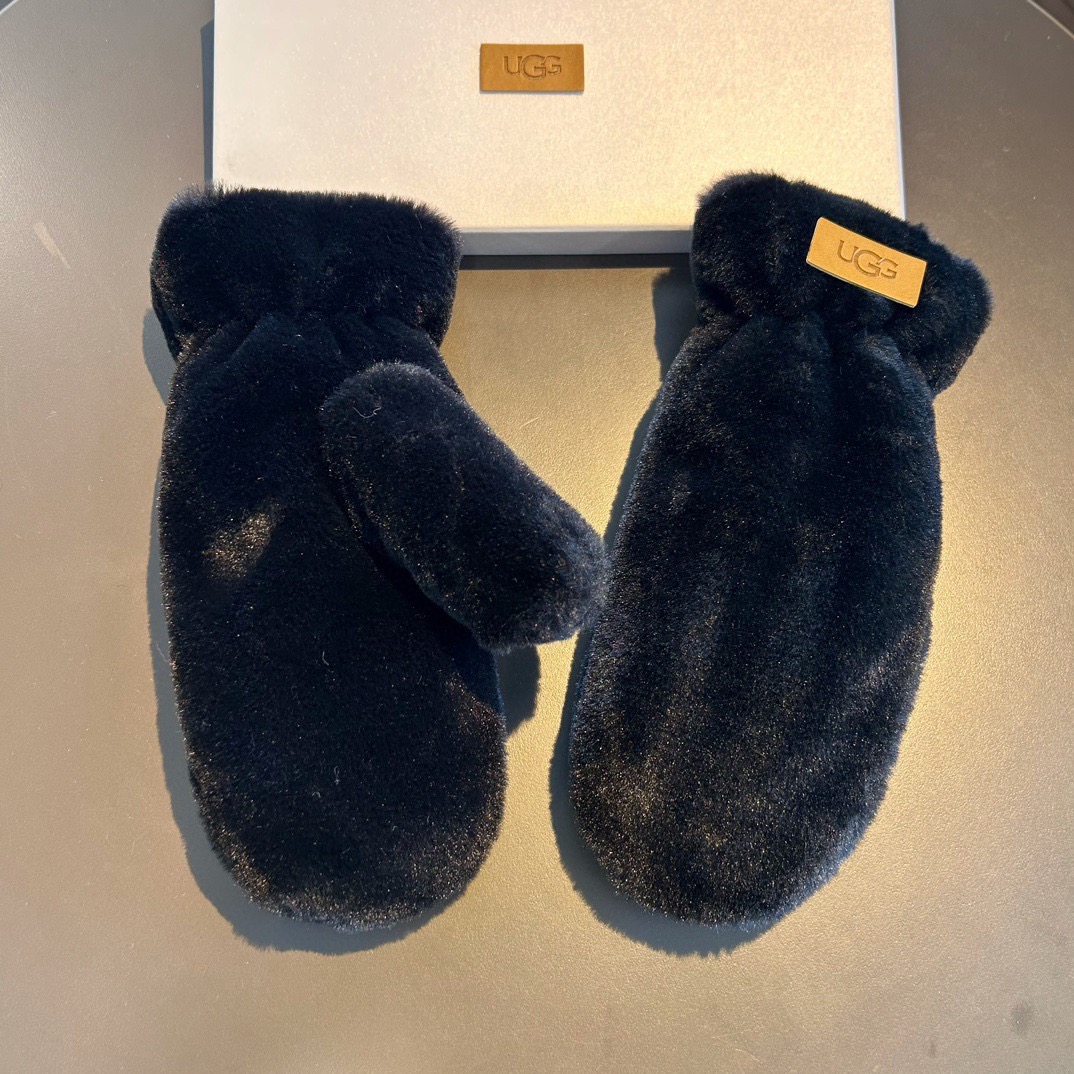 UGG2025秋冬挂肩羊毛手套👍值得对比。。同款不同品质，秒杀市场差产品，羊毛十懒兔毛内里加绒 🙌经典不
