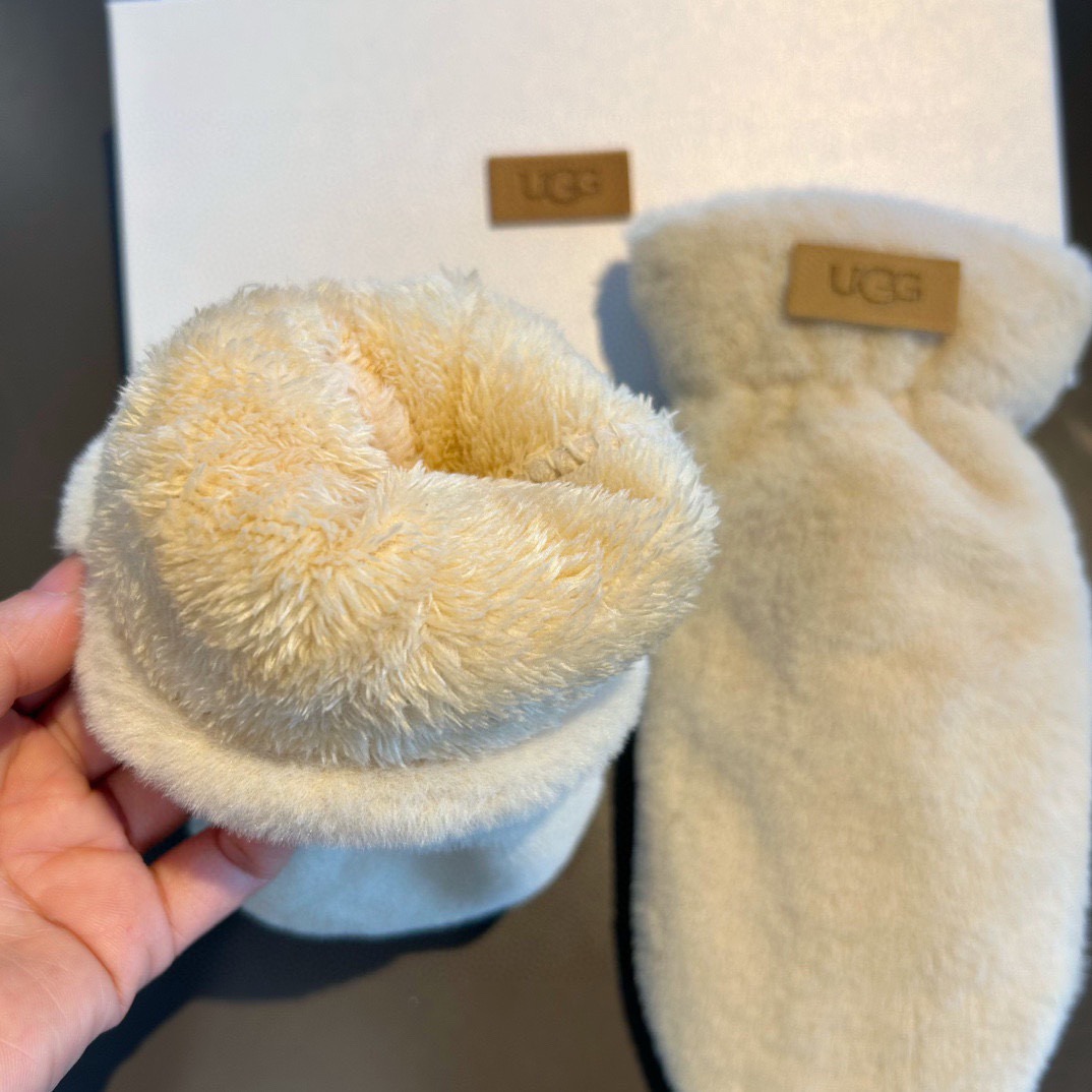 UGG2025秋冬挂肩羊毛手套👍值得对比。。同款不同品质，秒杀市场差产品，羊毛十懒兔毛内里加绒 🙌经典不