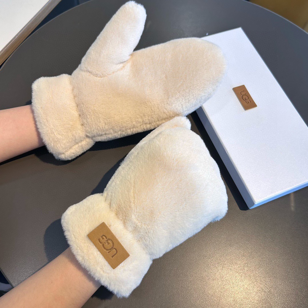 UGG2025秋冬挂肩羊毛手套👍值得对比。。同款不同品质，秒杀市场差产品，羊毛十懒兔毛内里加绒 🙌经典不