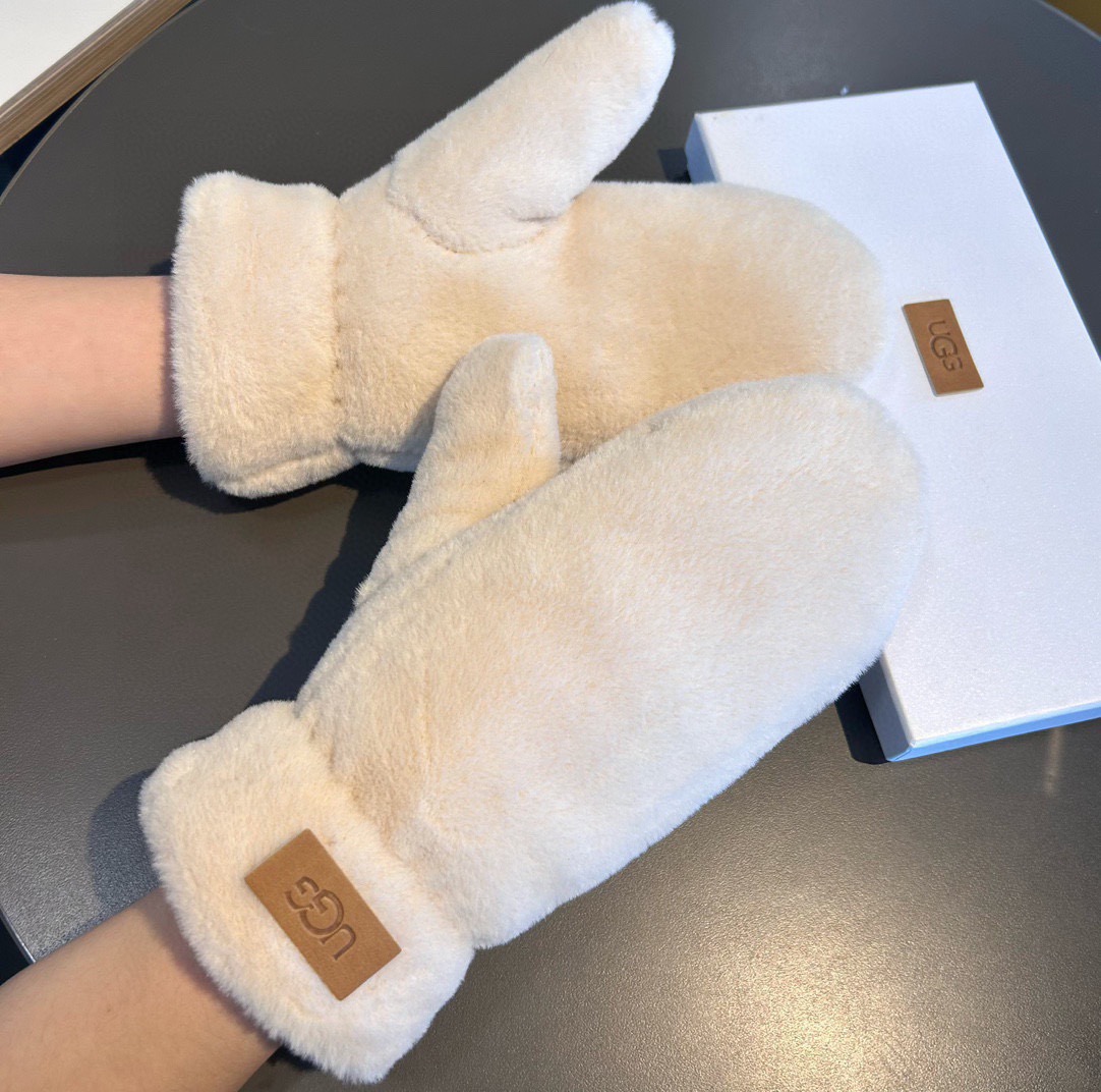 UGG2025秋冬挂肩羊毛手套👍值得对比。。同款不同品质，秒杀市场差产品，羊毛十懒兔毛内里加绒 🙌经典不
