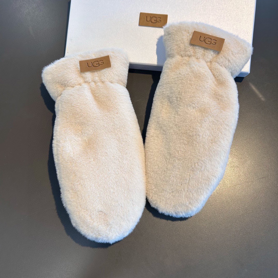 UGG2025秋冬挂肩羊毛手套👍值得对比。。同款不同品质，秒杀市场差产品，羊毛十懒兔毛内里加绒 🙌经典不