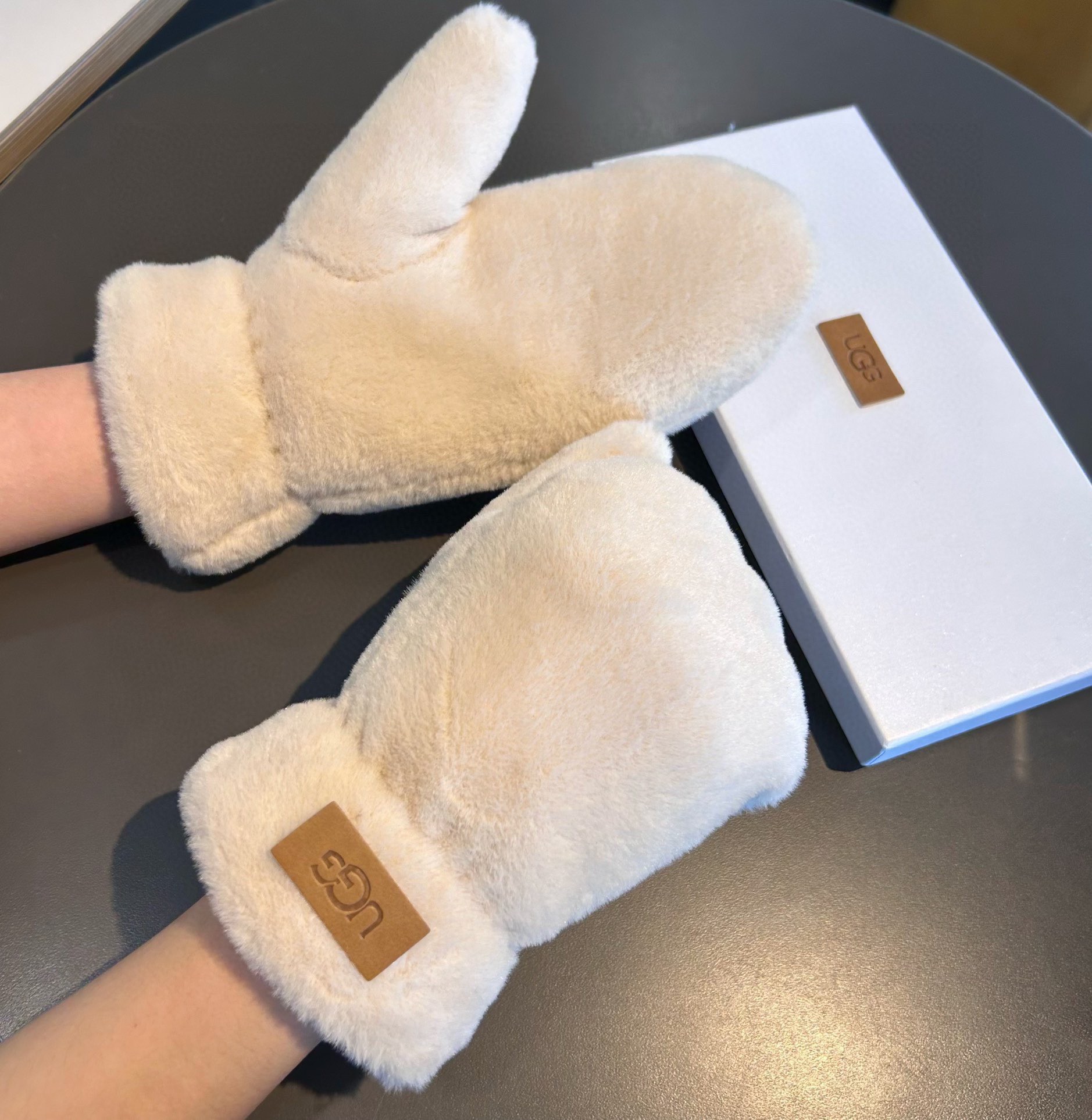 UGG2025秋冬挂肩羊毛手套👍值得对比。。同款不同品质，秒杀市场差产品，羊毛十懒兔毛内里加绒 🙌经典不