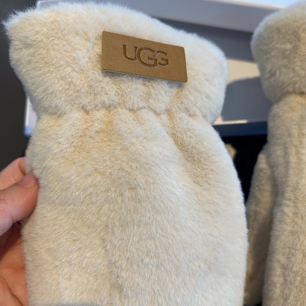 UGG2025秋冬挂肩羊毛手套👍值得对比。。同款不同品质，秒杀市场差产品，羊毛十懒兔毛内里加绒 🙌经典不