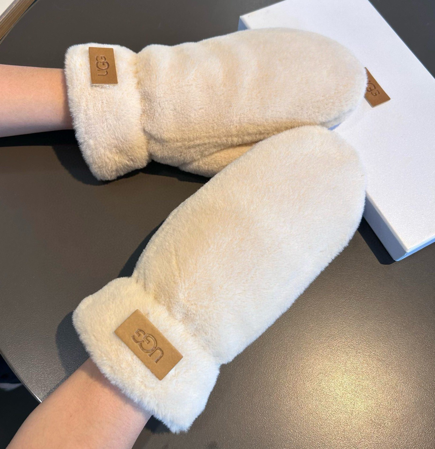 UGG2025秋冬挂肩羊毛手套👍值得对比。。同款不同品质，秒杀市场差产品，羊毛十懒兔毛内里加绒 🙌经典不