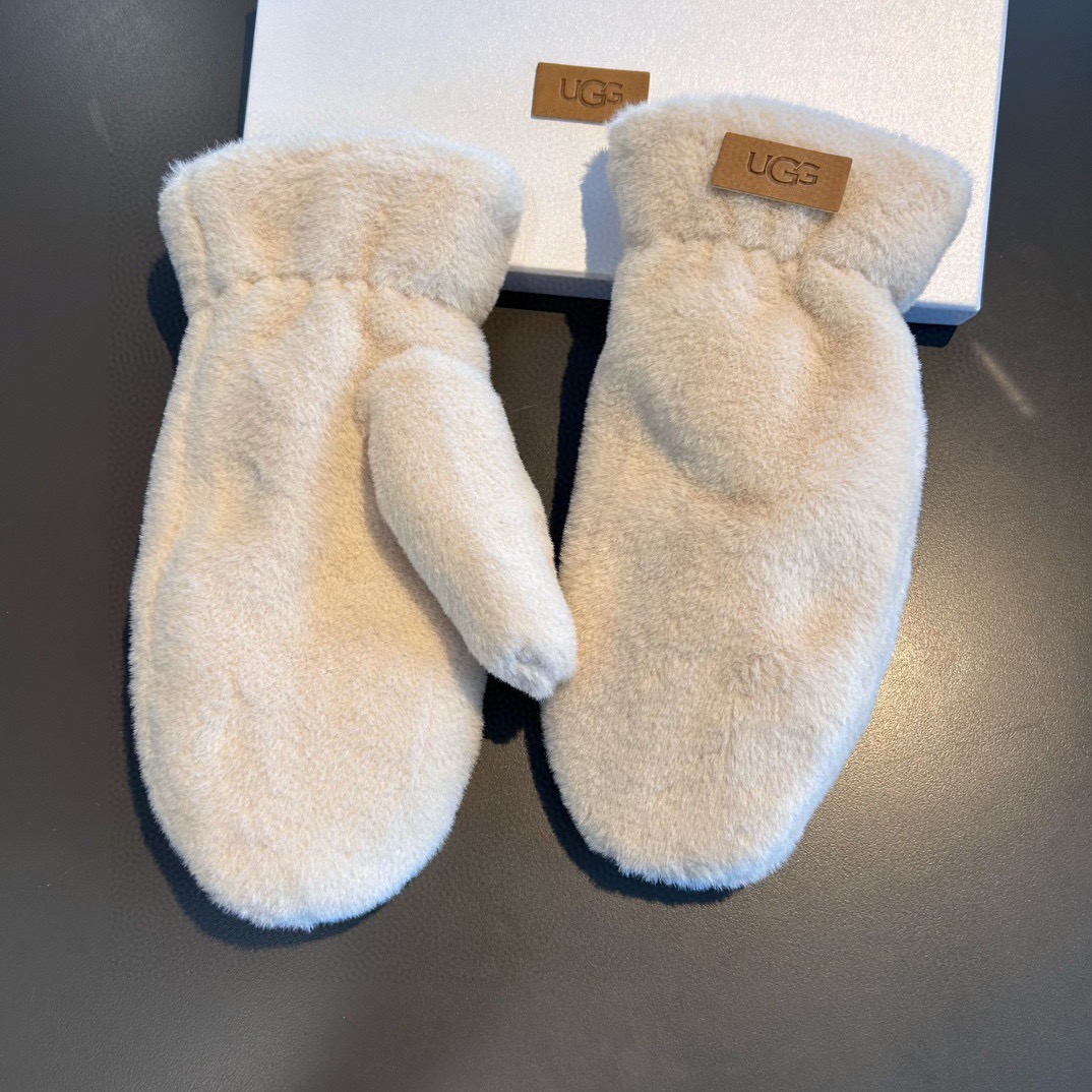 UGG2025秋冬挂肩羊毛手套👍值得对比。。同款不同品质，秒杀市场差产品，羊毛十懒兔毛内里加绒 🙌经典不